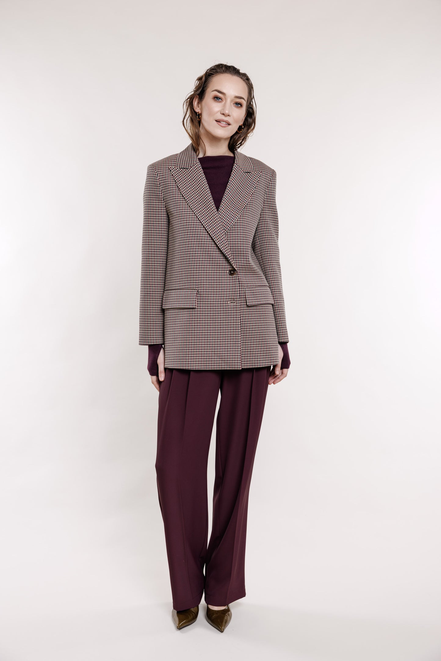 Klasiskas bikses vīna tonī