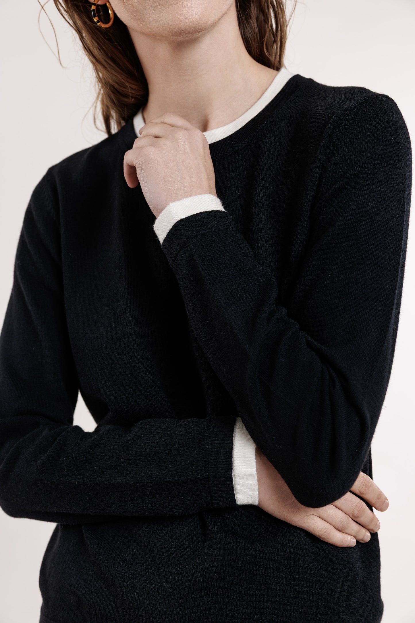 Melns džemperis ar balto kantīti