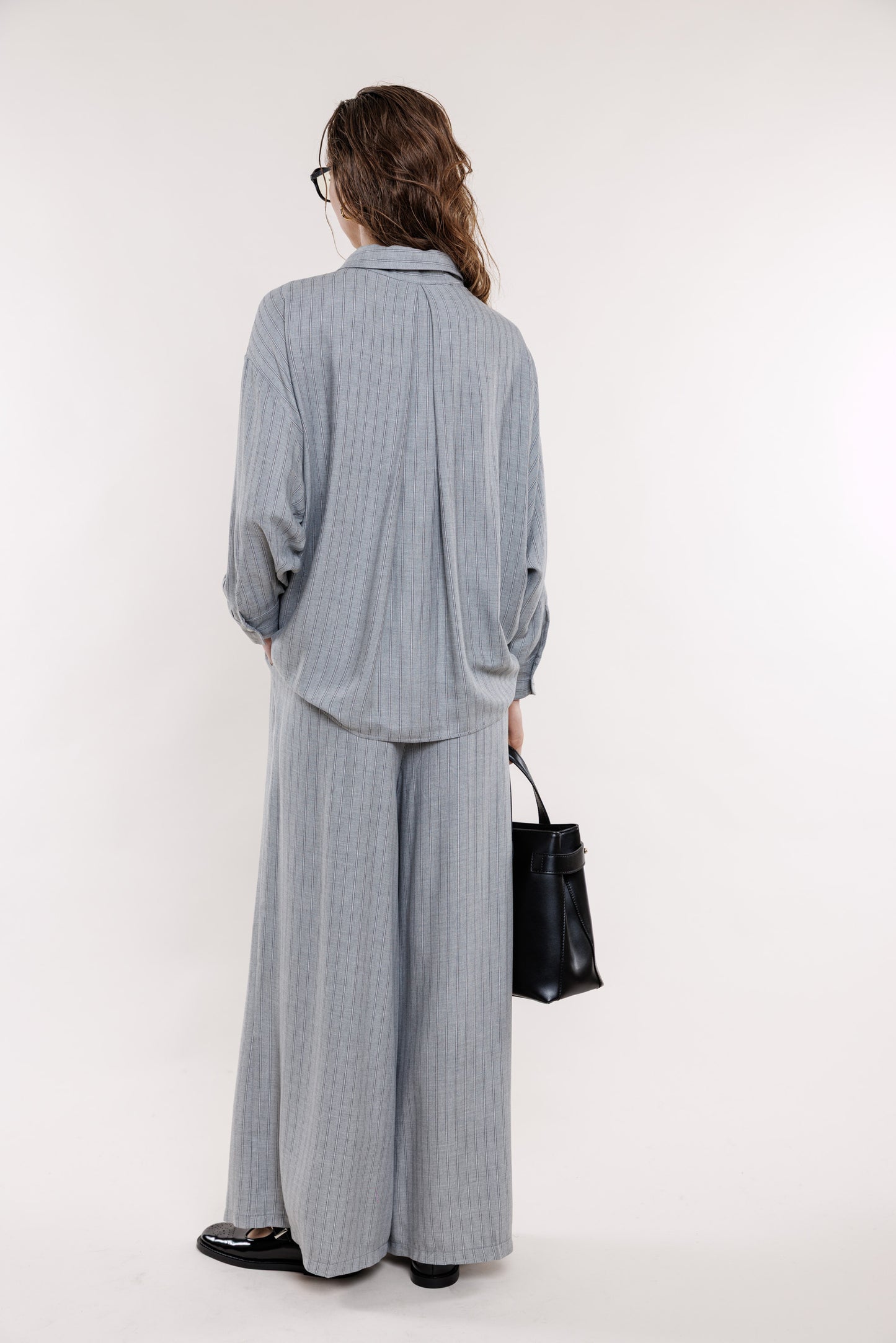 Pelēks krekls ar svītriņu