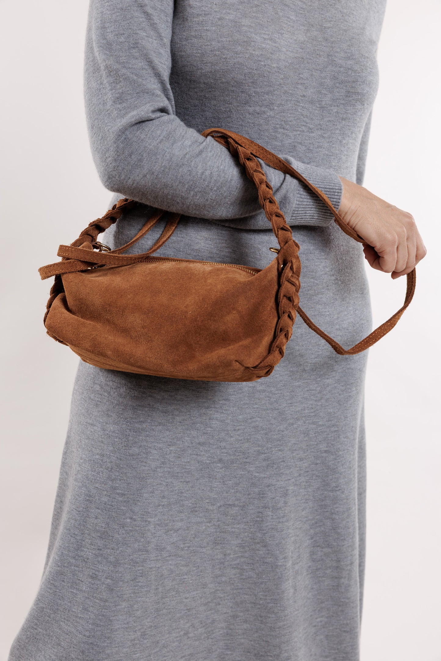 Ruda toņa zamšādas somiņa ar pīni