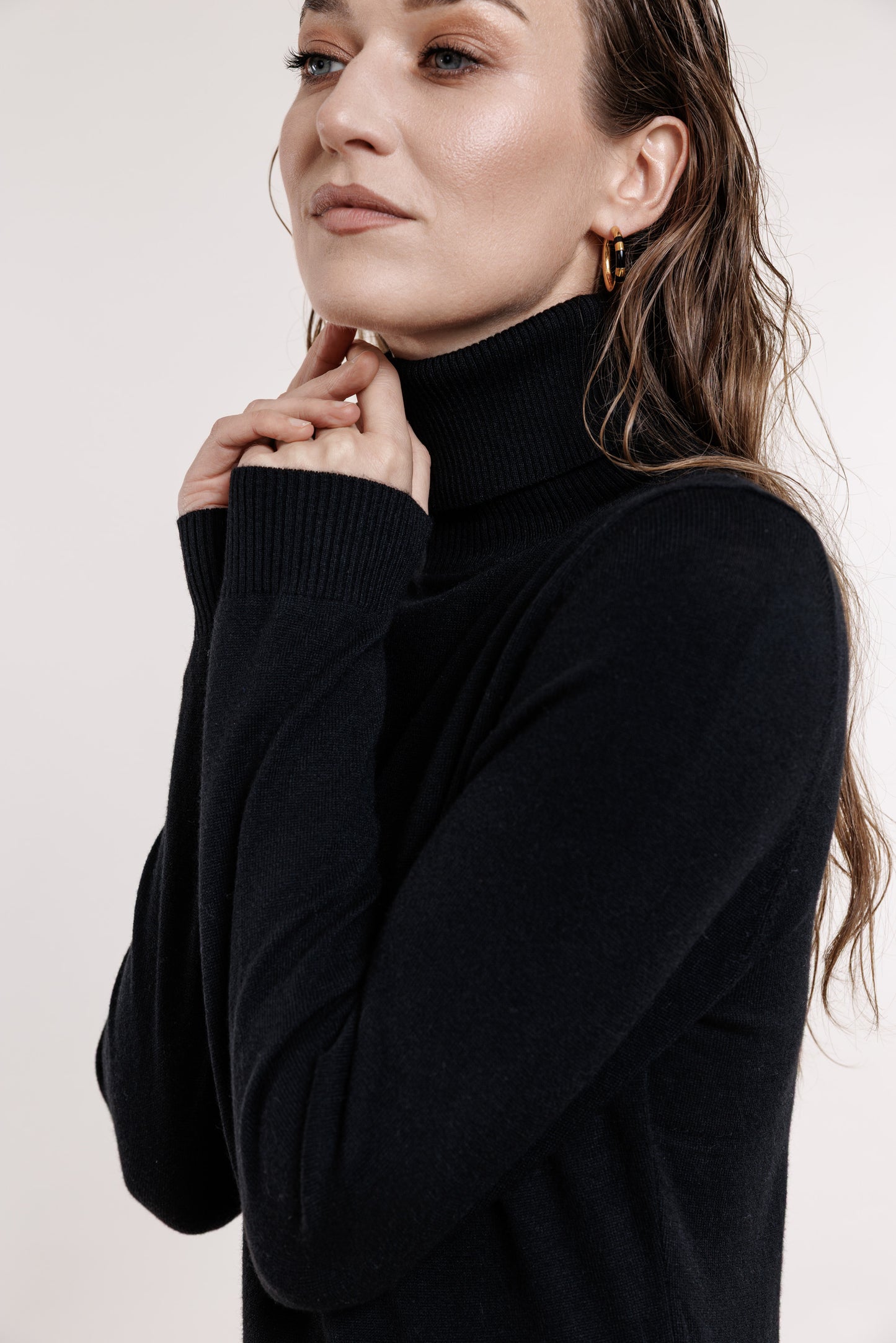 Melna trikotāžas kleita