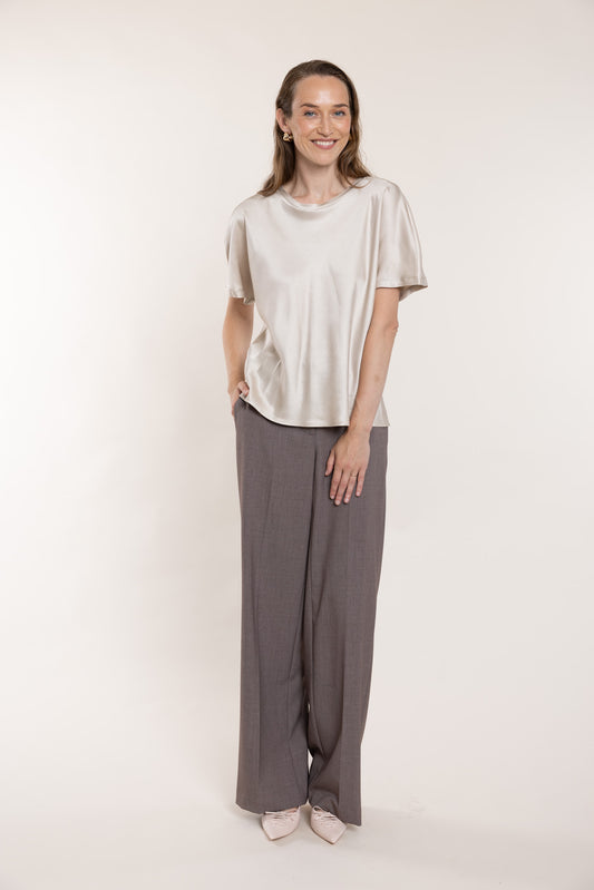 Pinkish-brown trousers with a melange pattern.