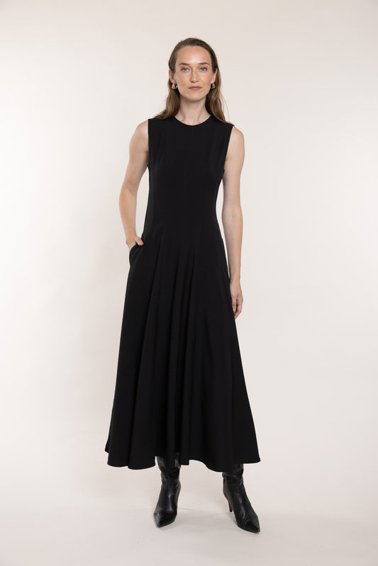 Maxi length dress with pockets.