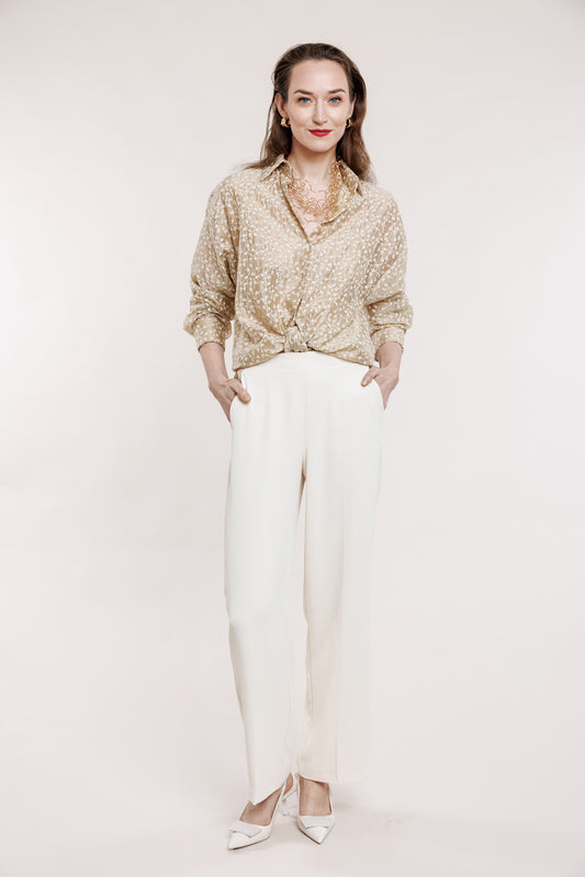 Light trousers made of flowing crepe fabric