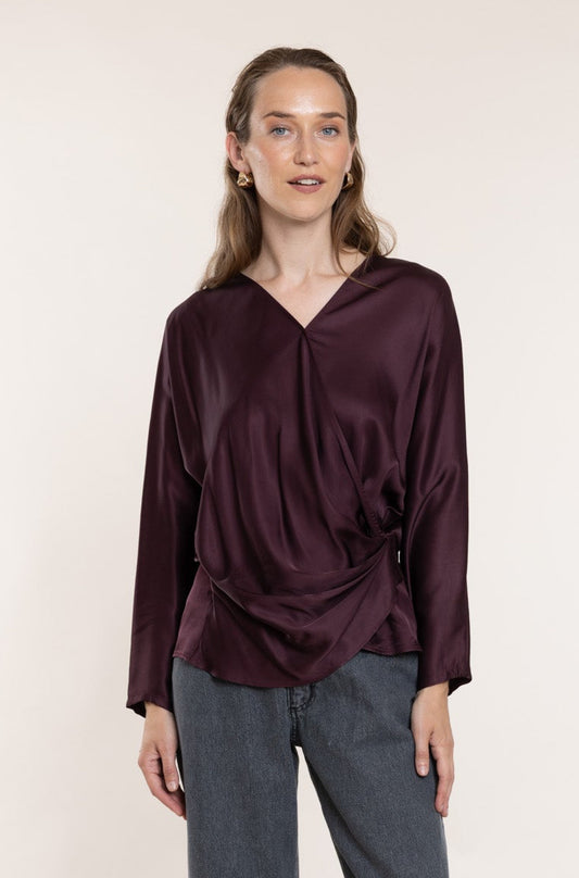 Viscose blouse in wine color.