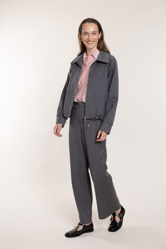 Classic trousers in a dusty rose shade.