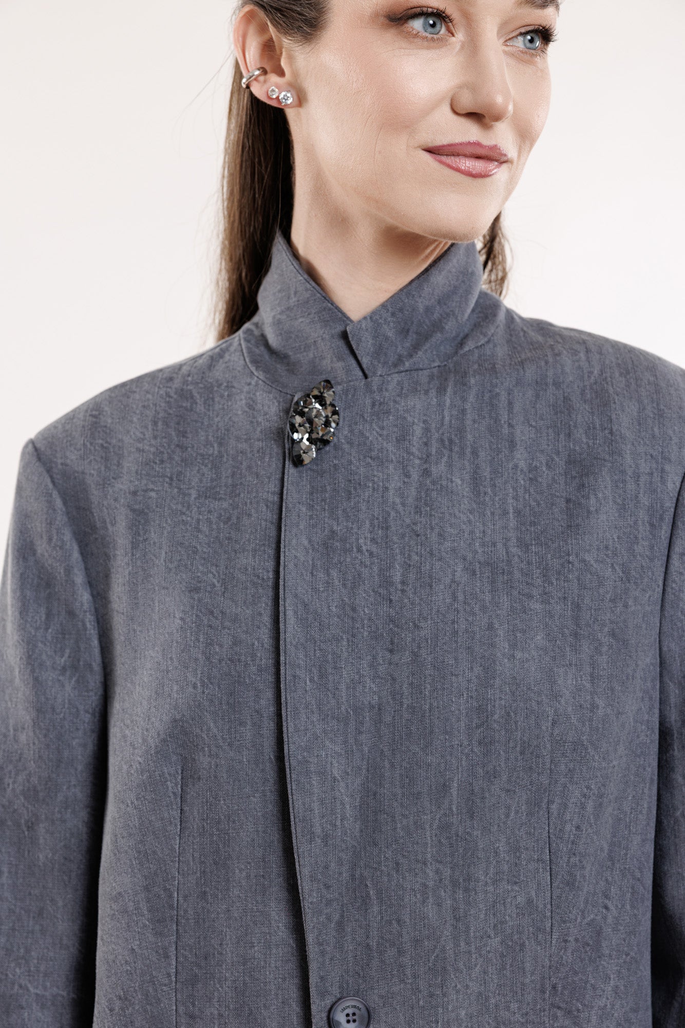 Pelēka žakete no krītoša auduma