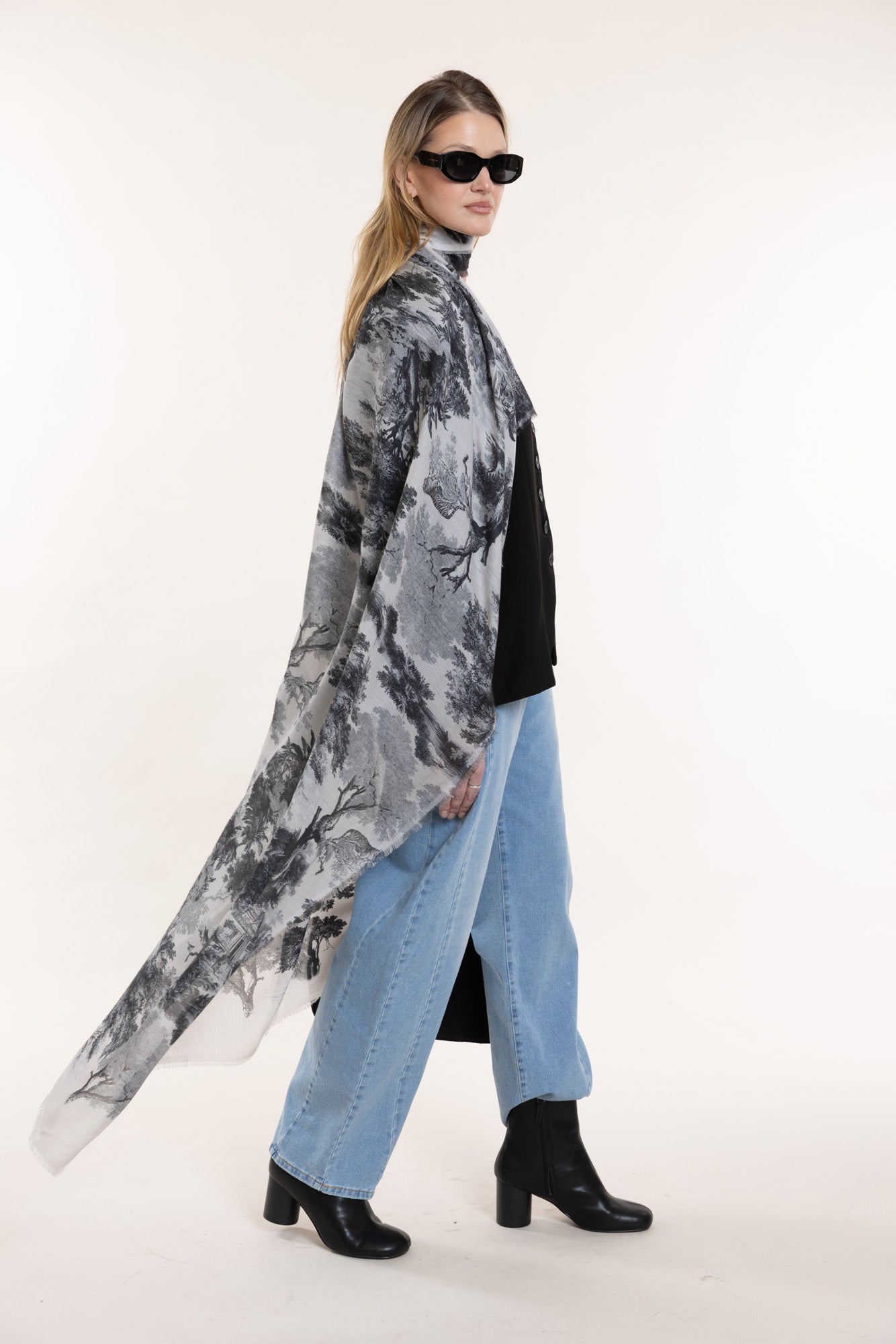 Pelēks lakats ar tīģeru un palmu rakstu