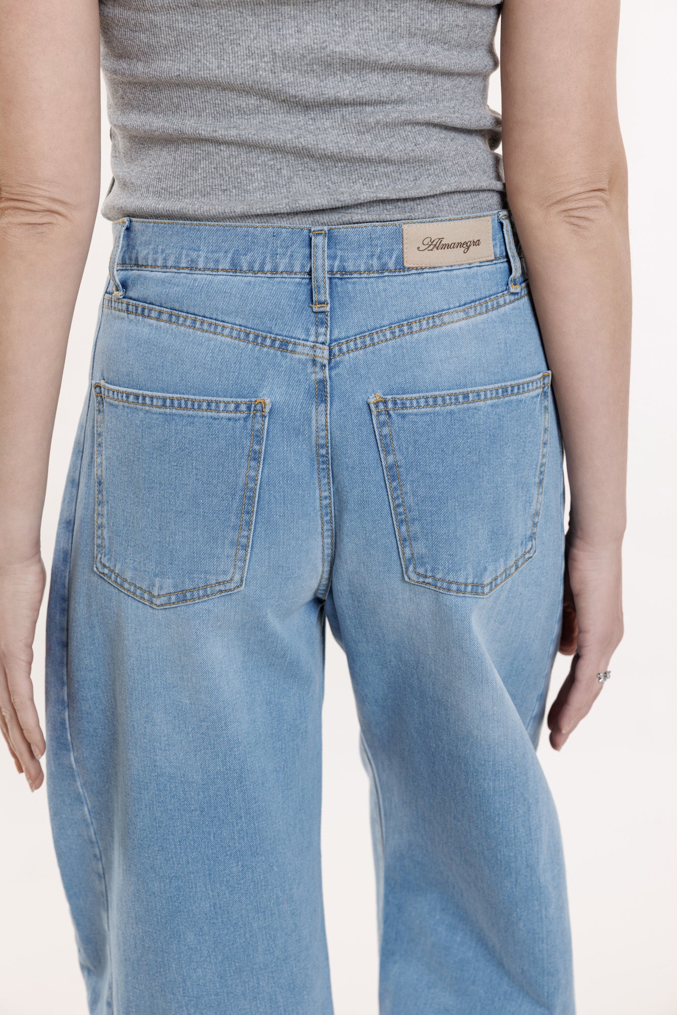 Gaiši zilas džinsas ar pakava siluetu