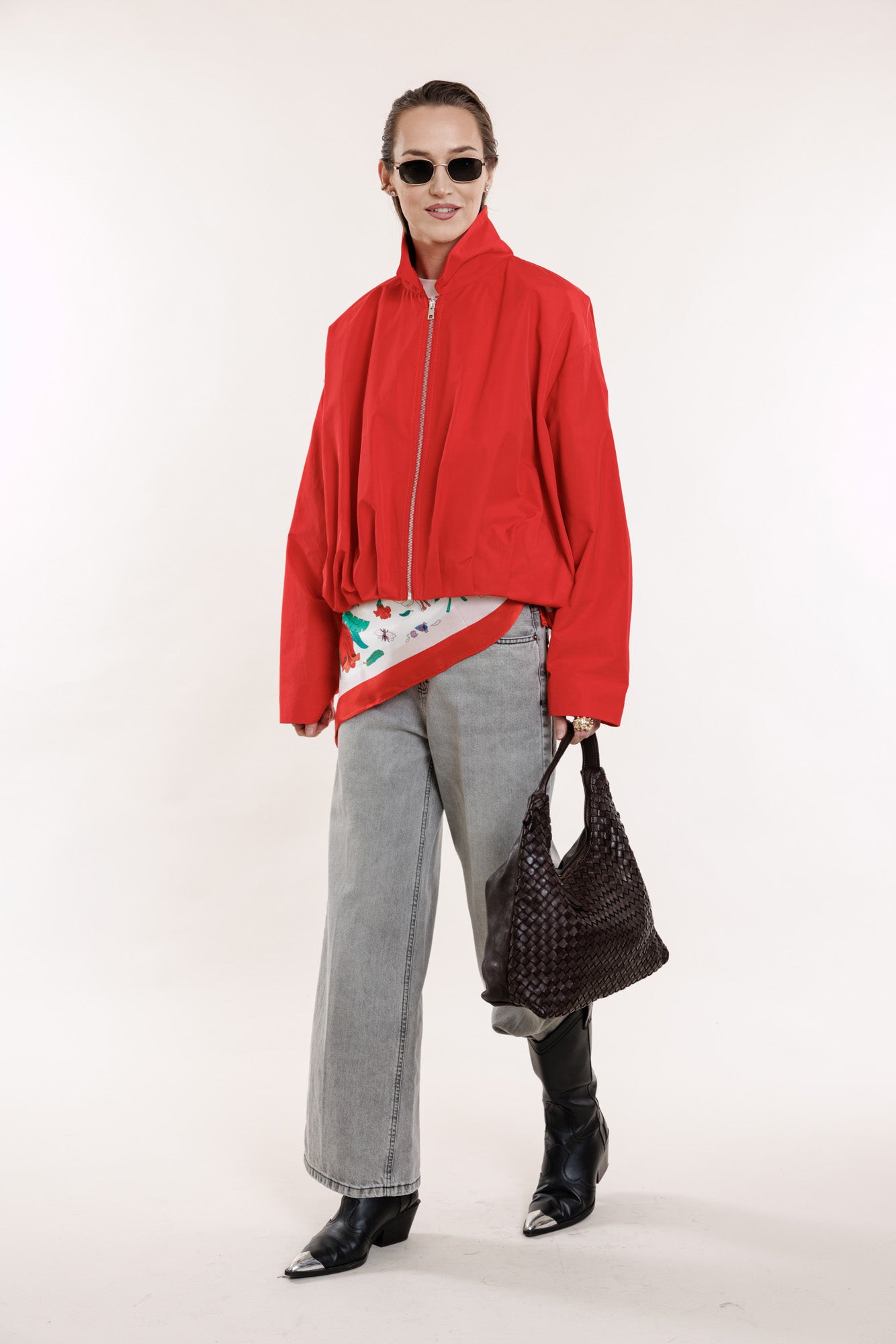 Pelēkas džinsas ar taisnām starām