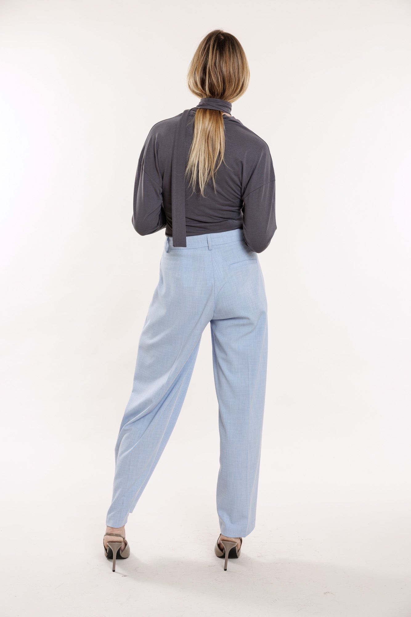 Elegants trikotāžas tops ar garām piedurknēm
