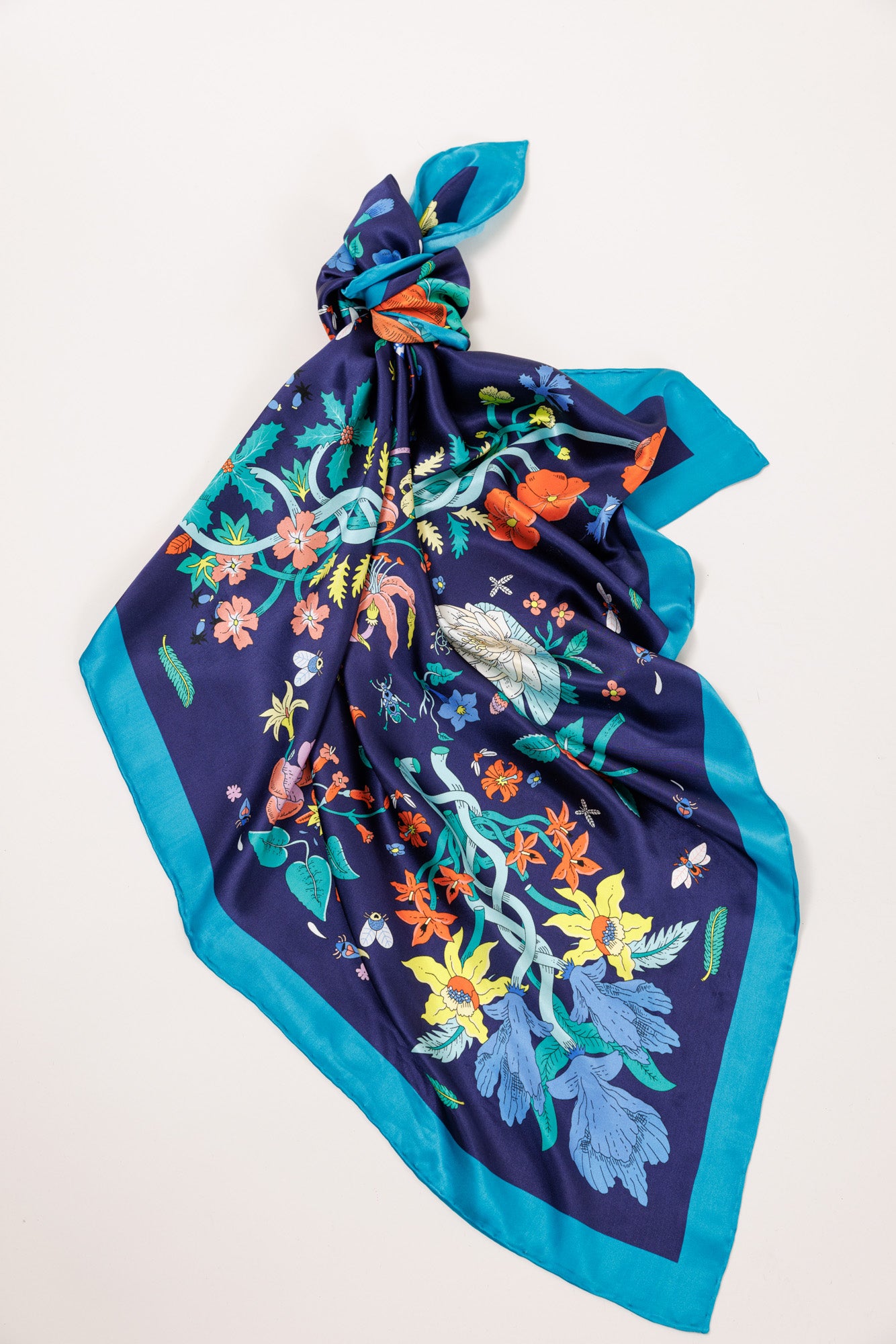 Tumši zilais lakats ar ziediem