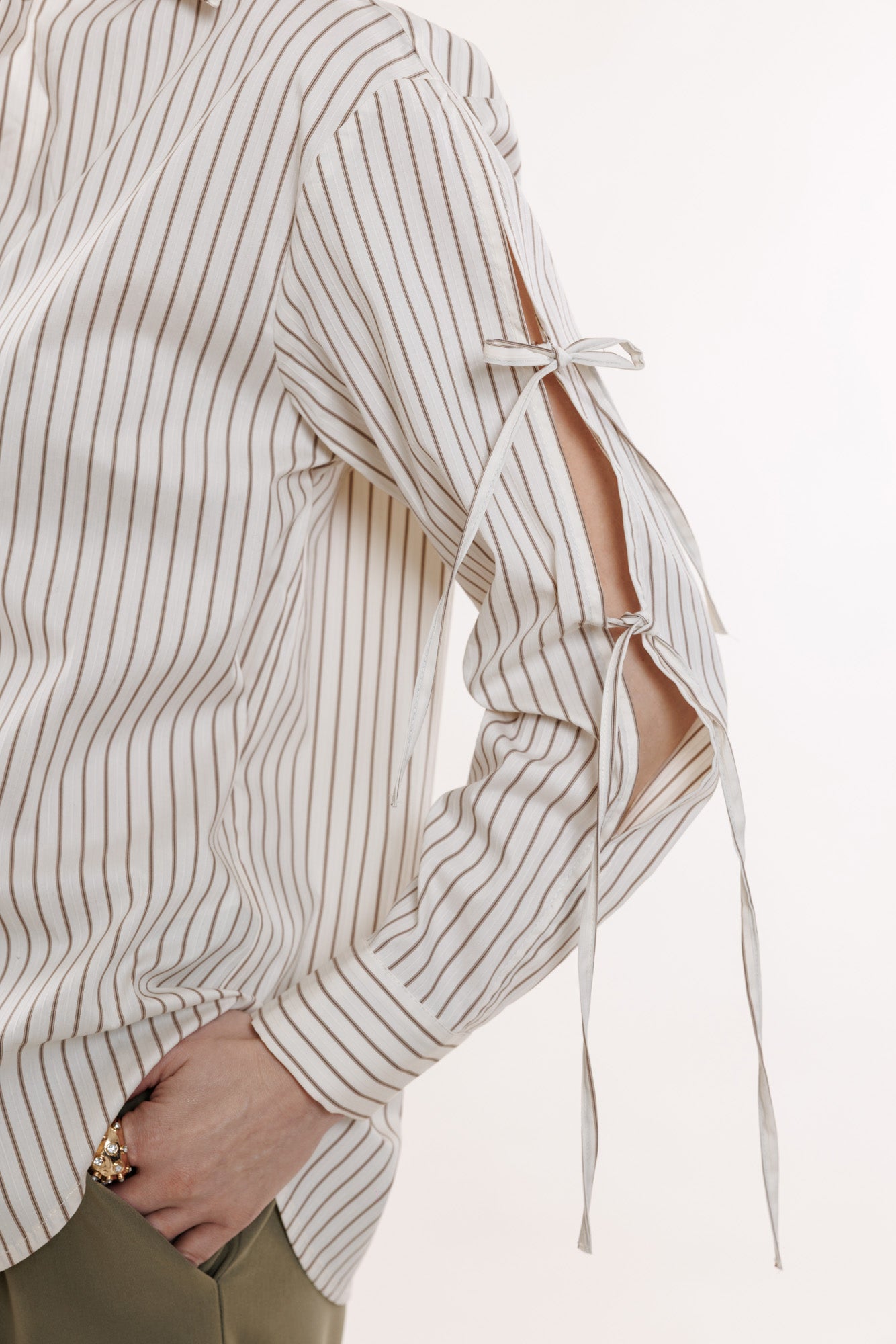 Kokvilnas krekls ar sasienamām piedurknēm