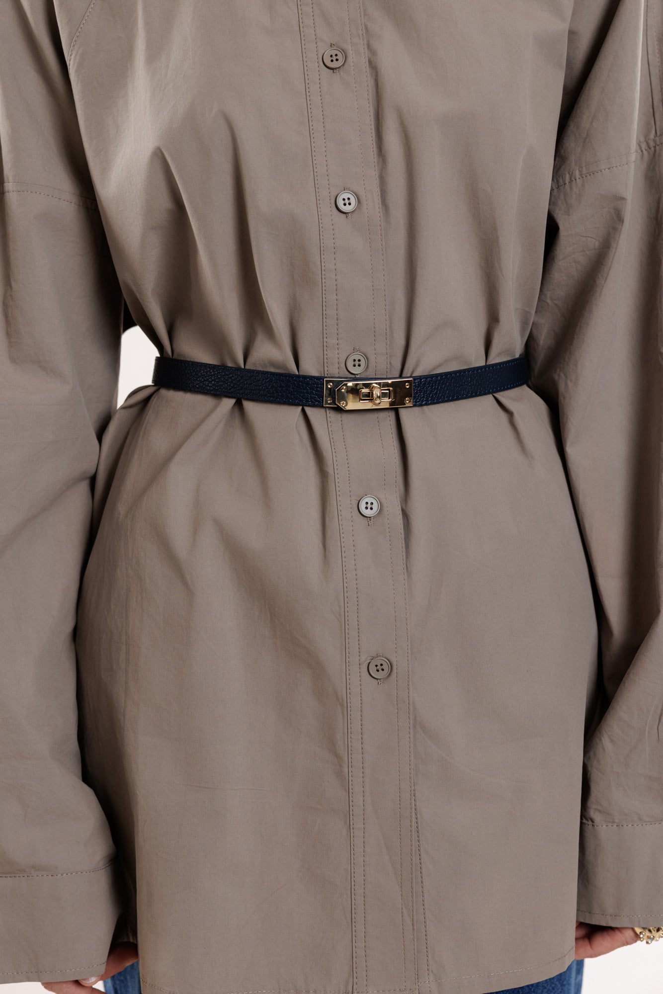 Kokvilnas krekls ar tievo jostiņu un pogām