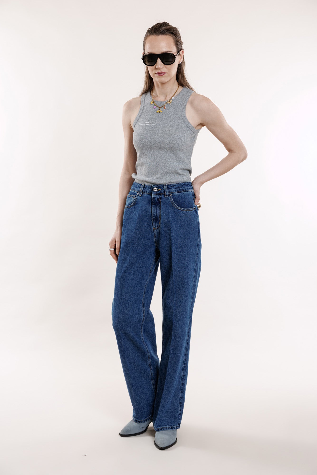 Vidēji zilas džinsas ar bukti