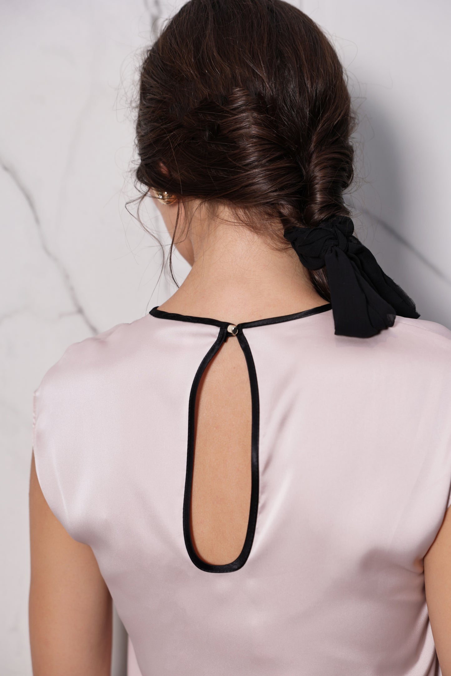 Elegants tops ar melno maliņu