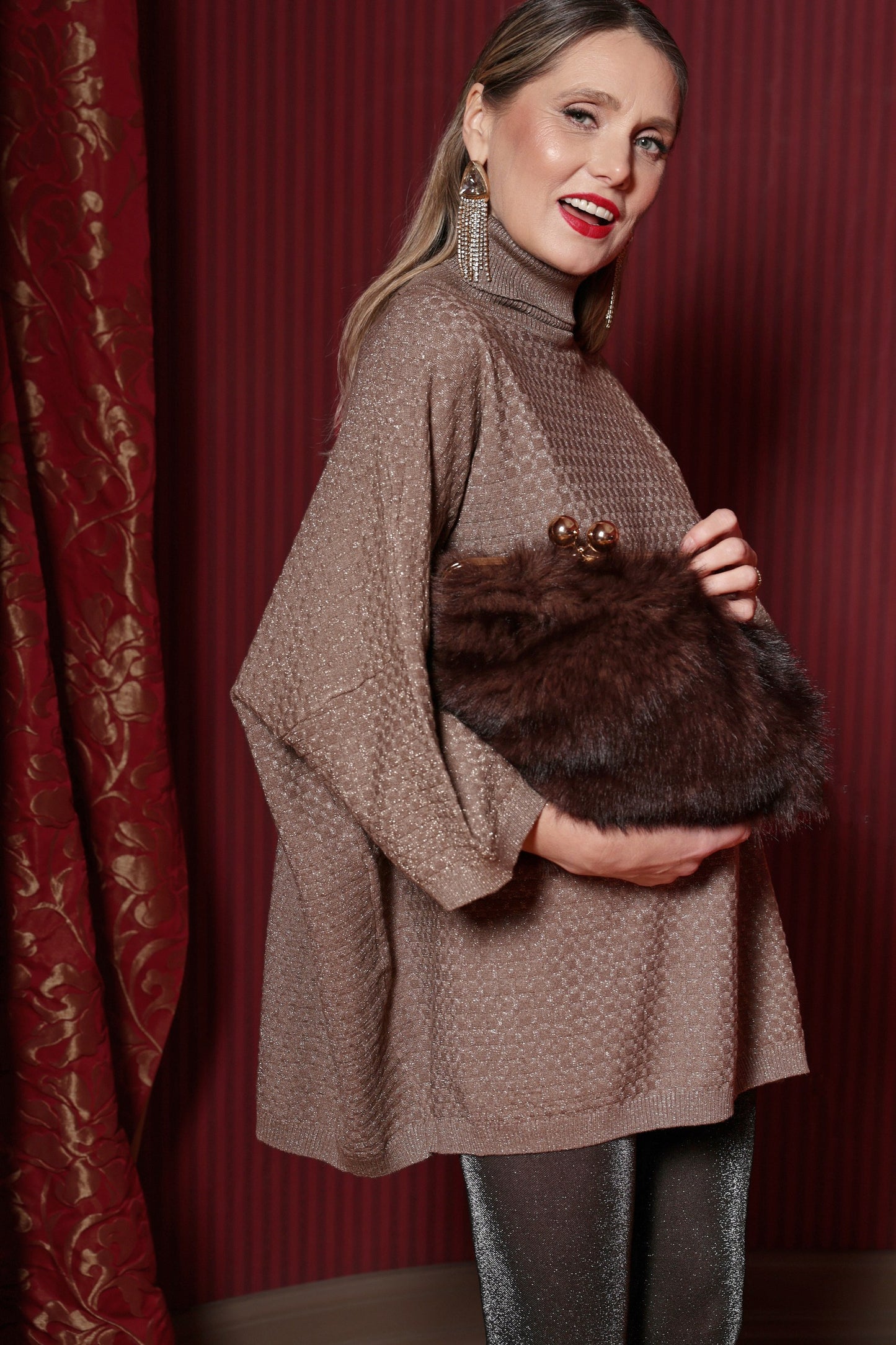 Adīta tunika ar brokāta diedziņu