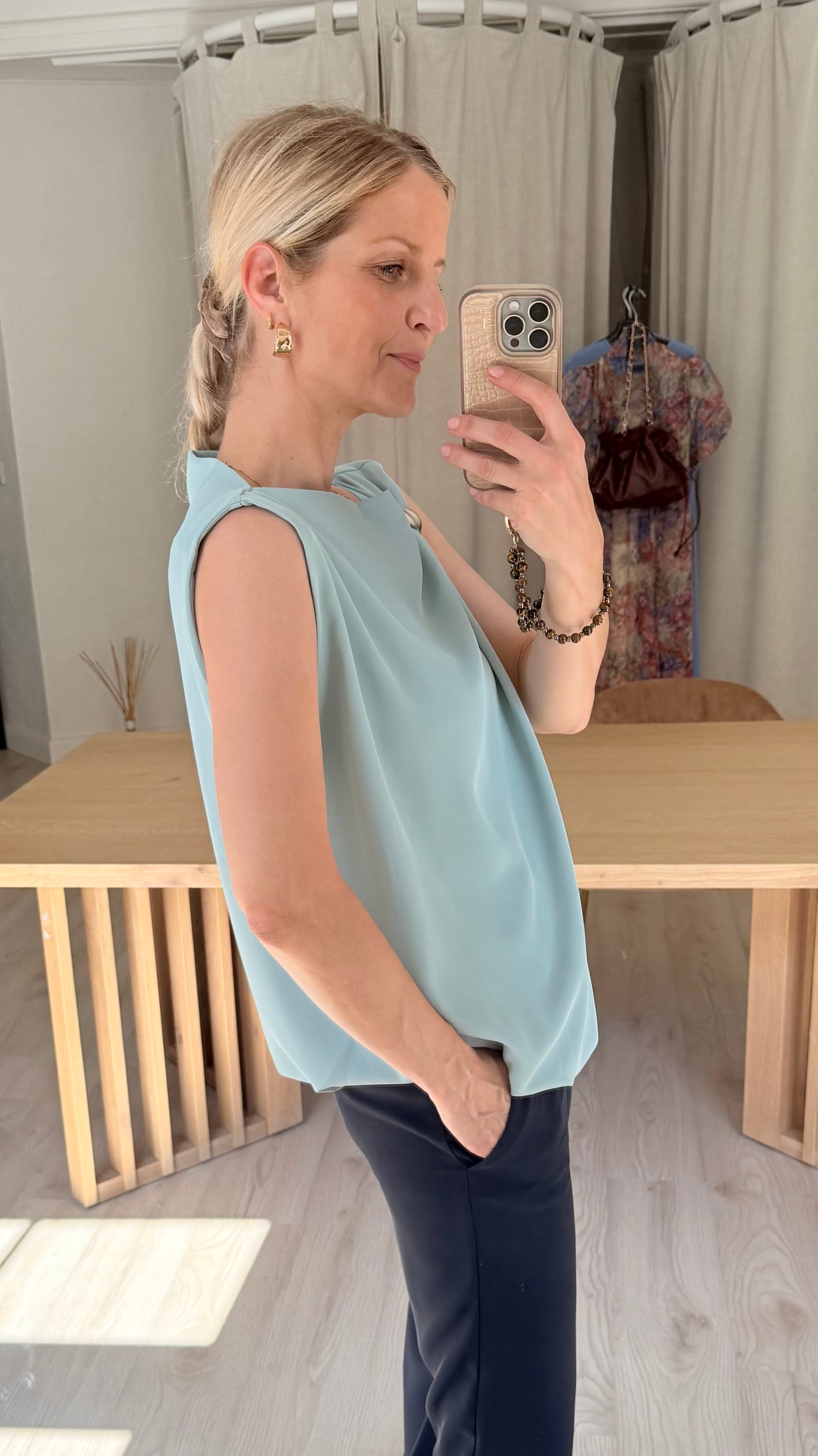 Tops asimetrisks piparmētru tonī