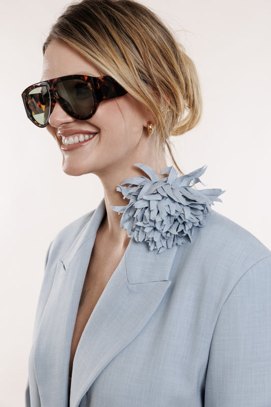 Gaiši zilā žakete ar ziedu