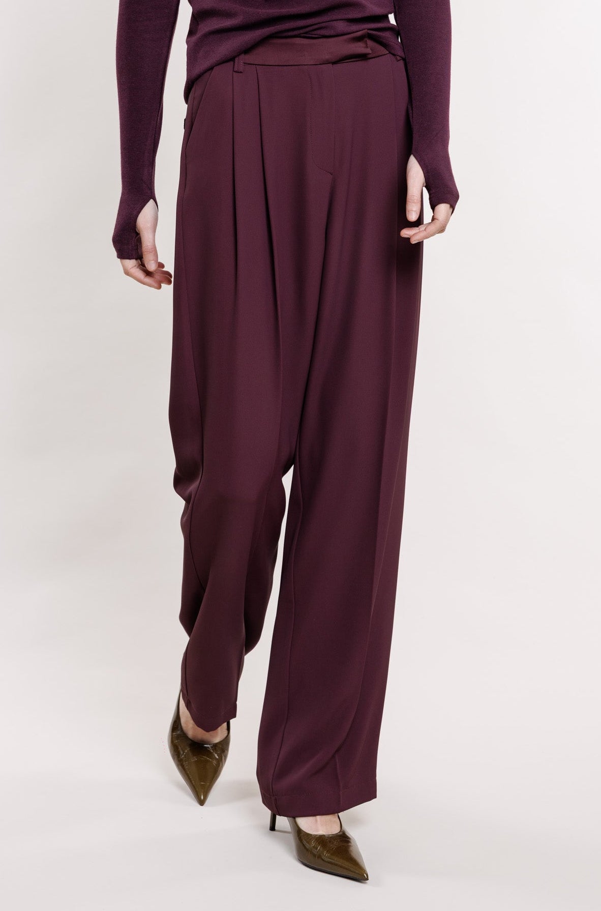 Klasiskas bikses vīna tonī