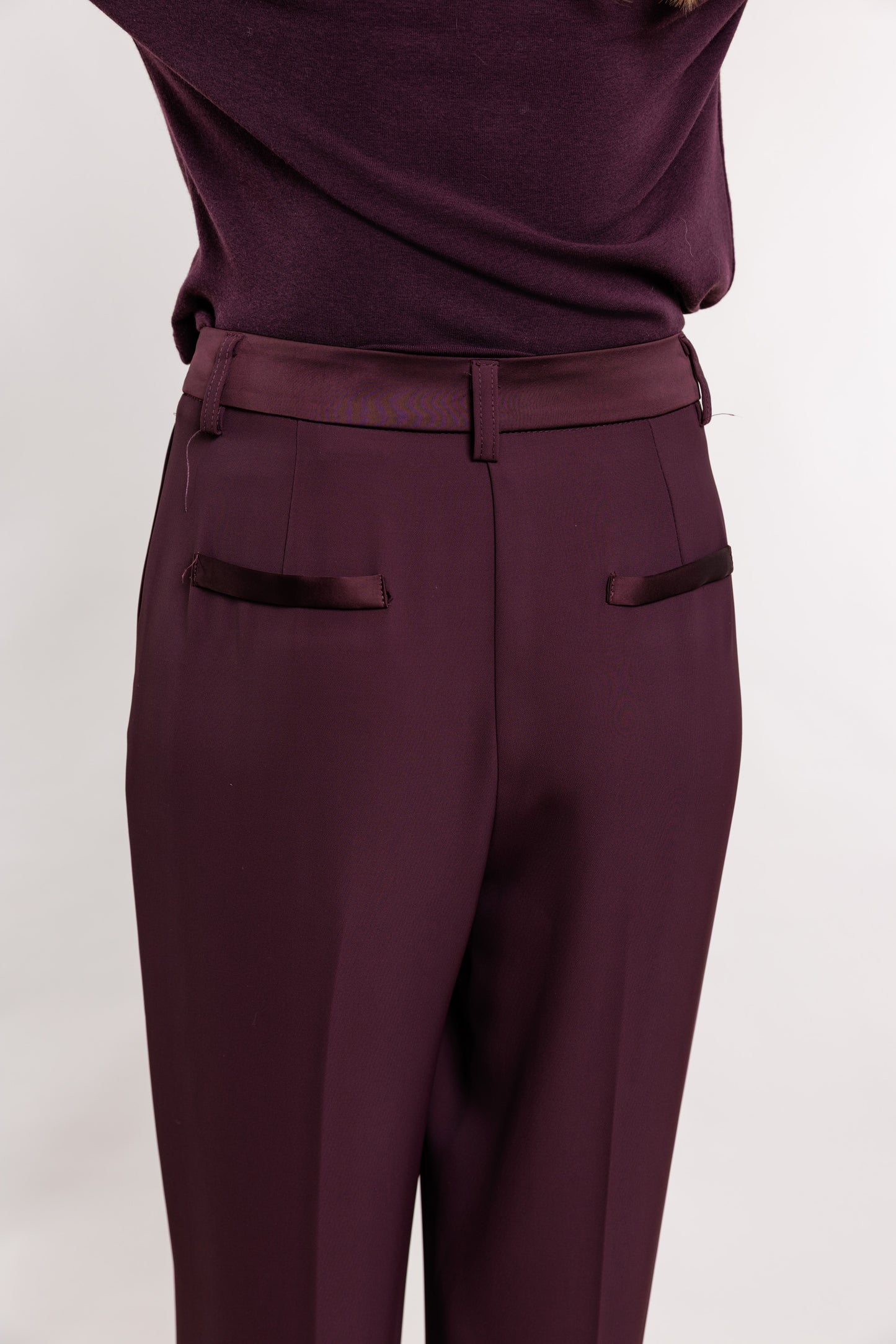 Klasiskas bikses vīna tonī