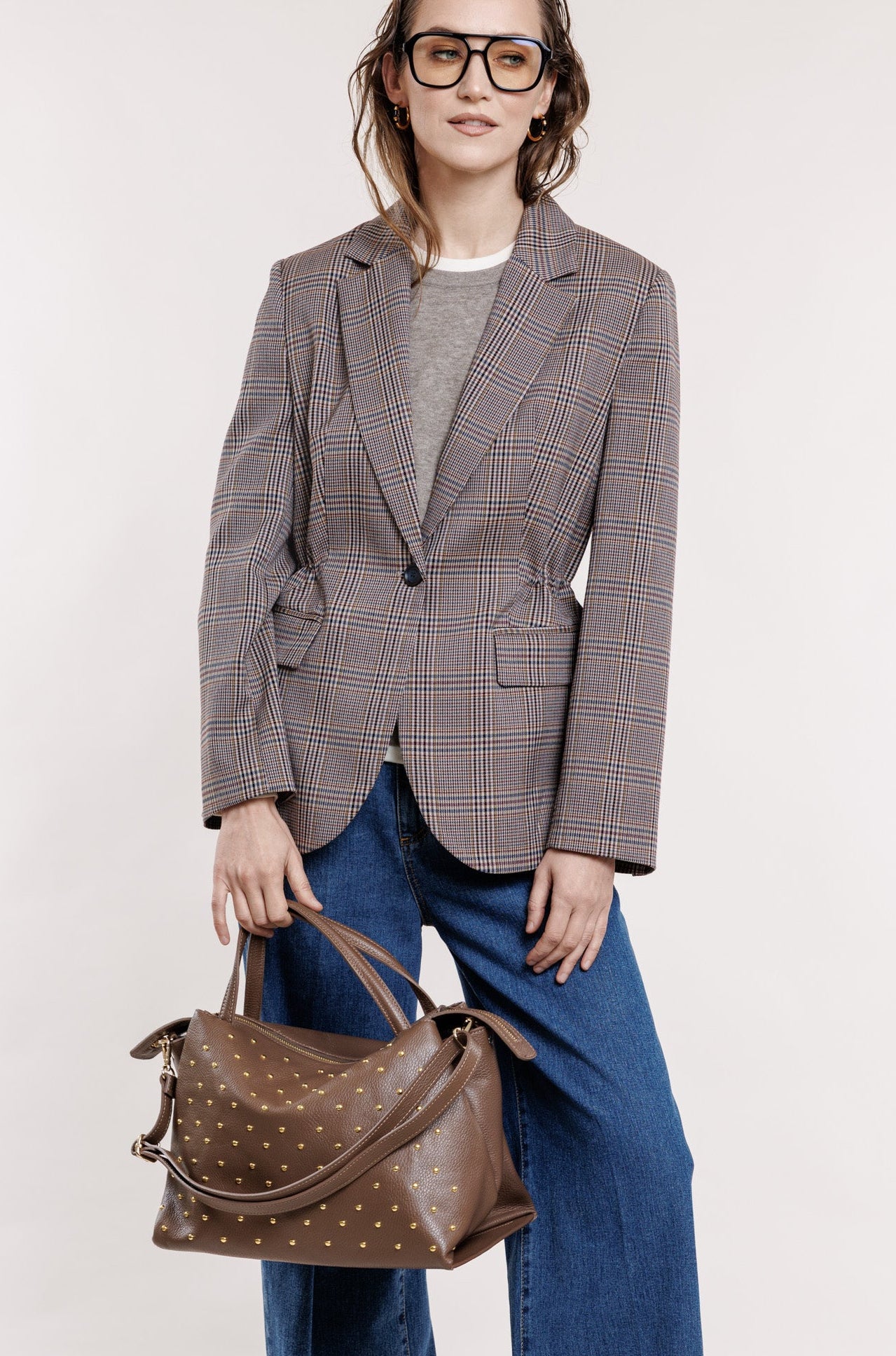 Ādas soma kapučino tonī ar metāla pumpiņām