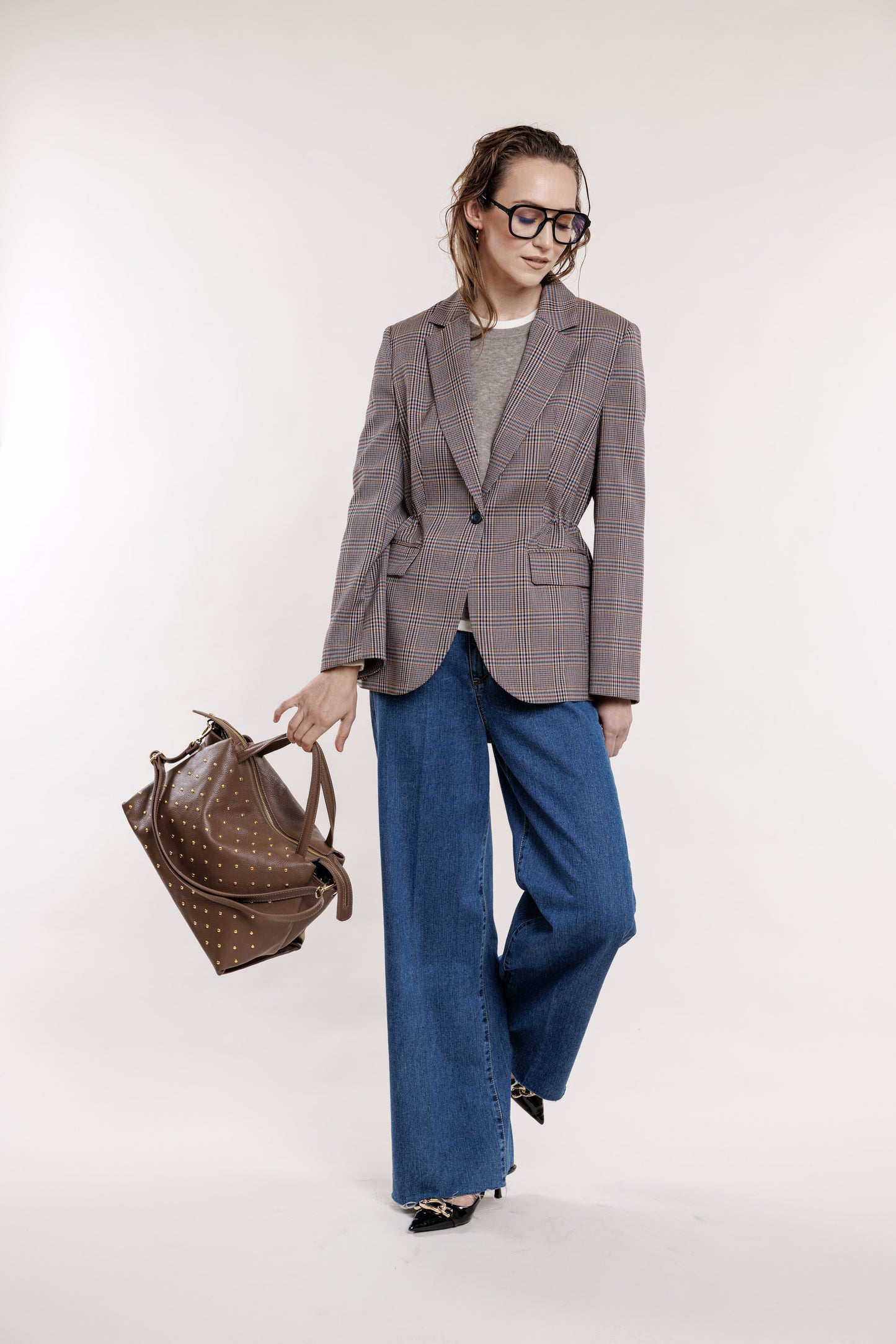 Ādas soma kapučino tonī ar metāla pumpiņām