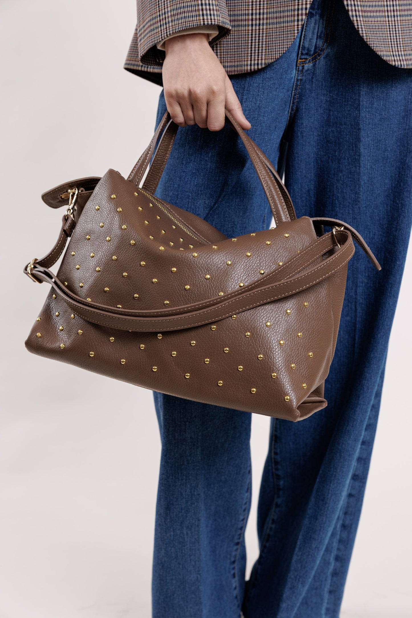 Ādas soma kapučino tonī ar metāla pumpiņām