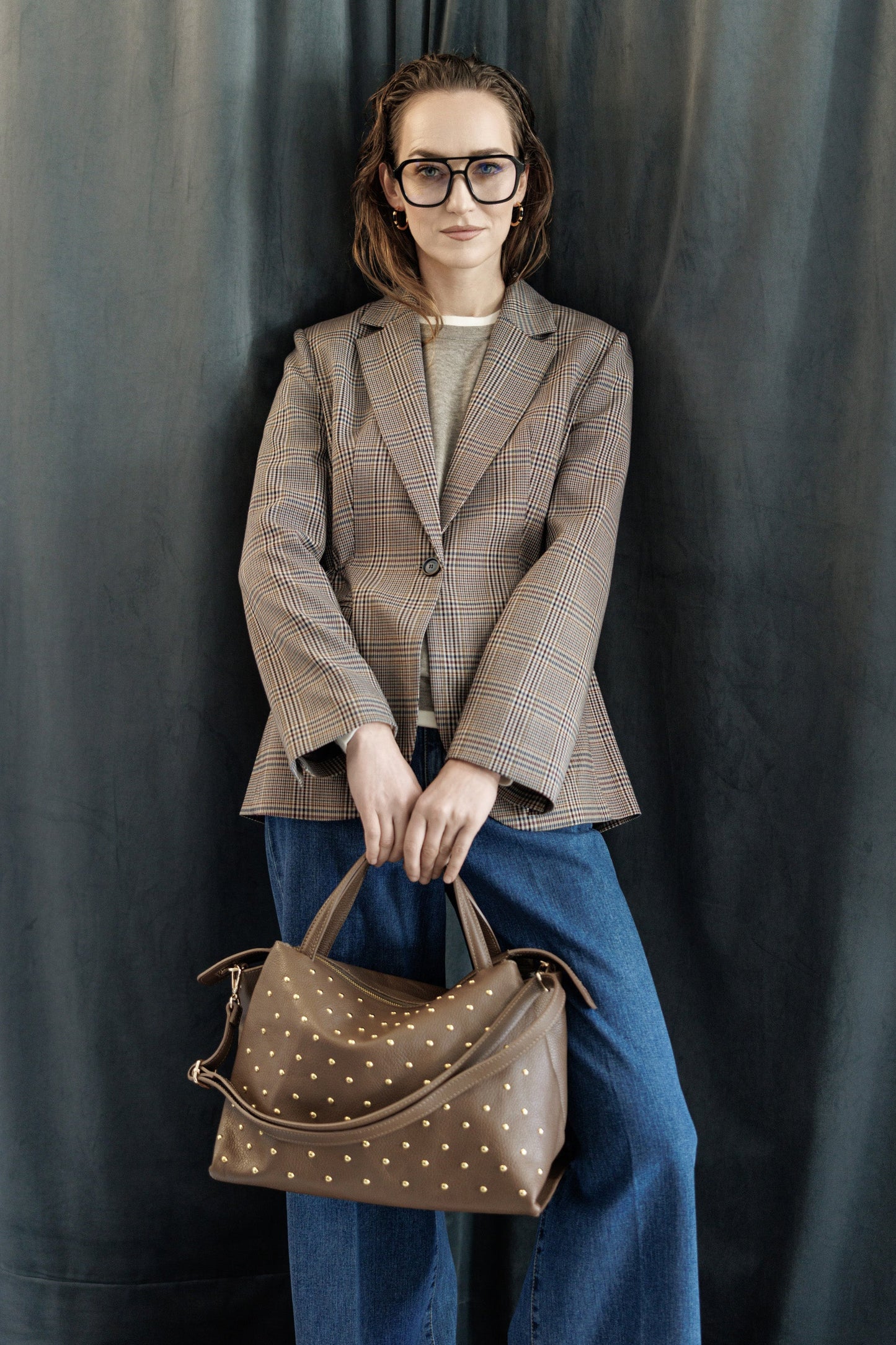 Ādas soma kapučino tonī ar metāla pumpiņām