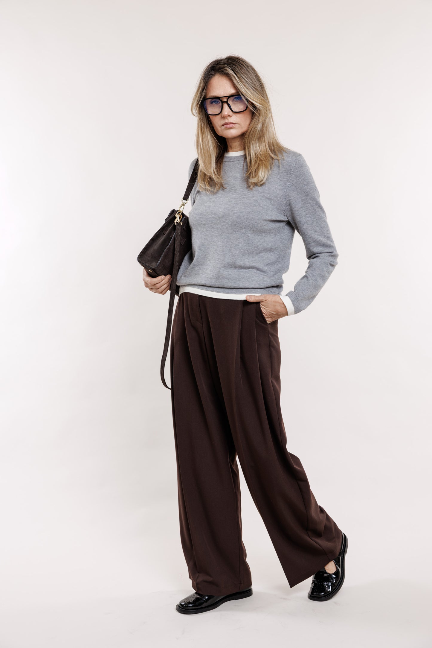 Brūnās bikses ar ielocēm un jostiņu