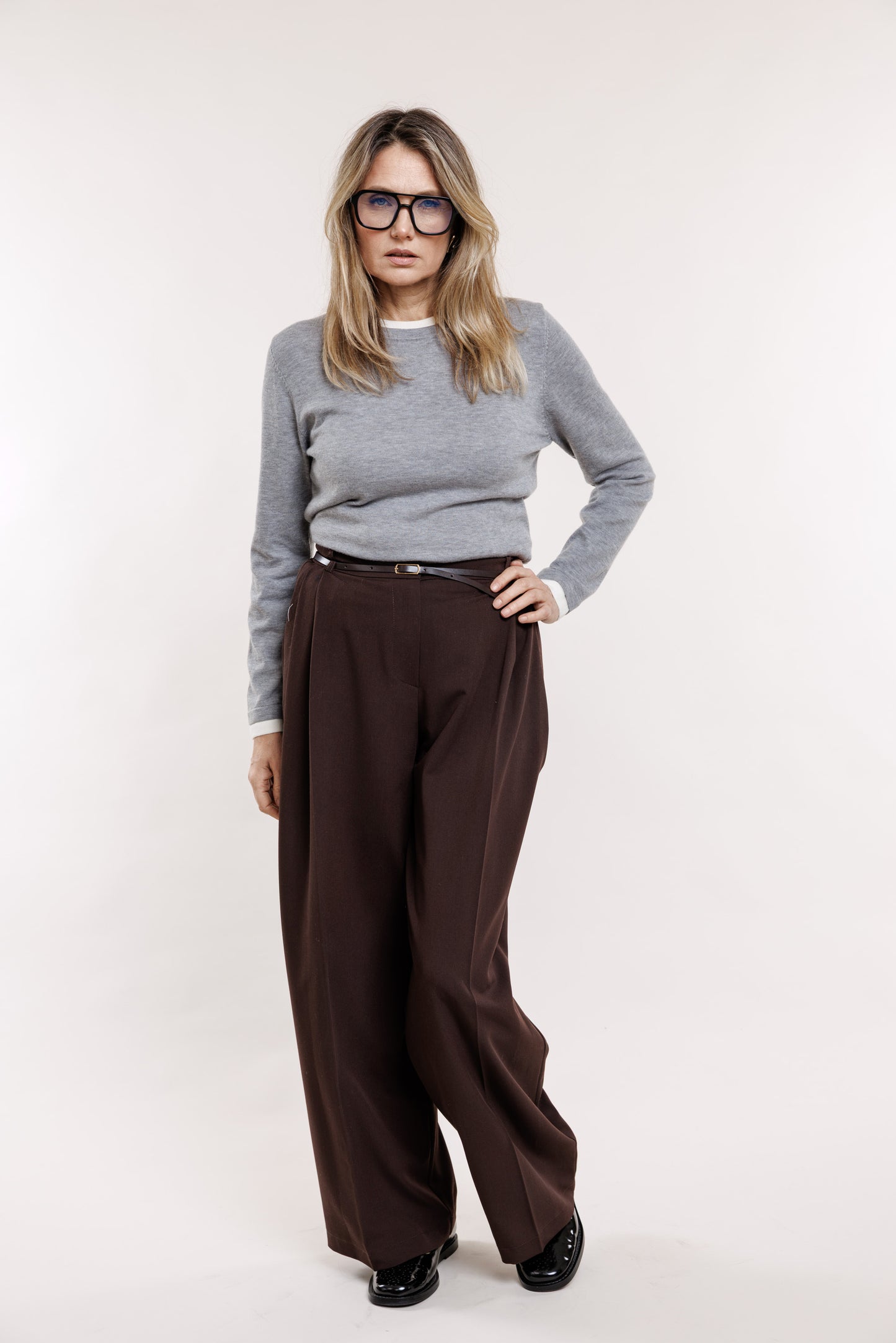 Brūnās bikses ar ielocēm un jostiņu