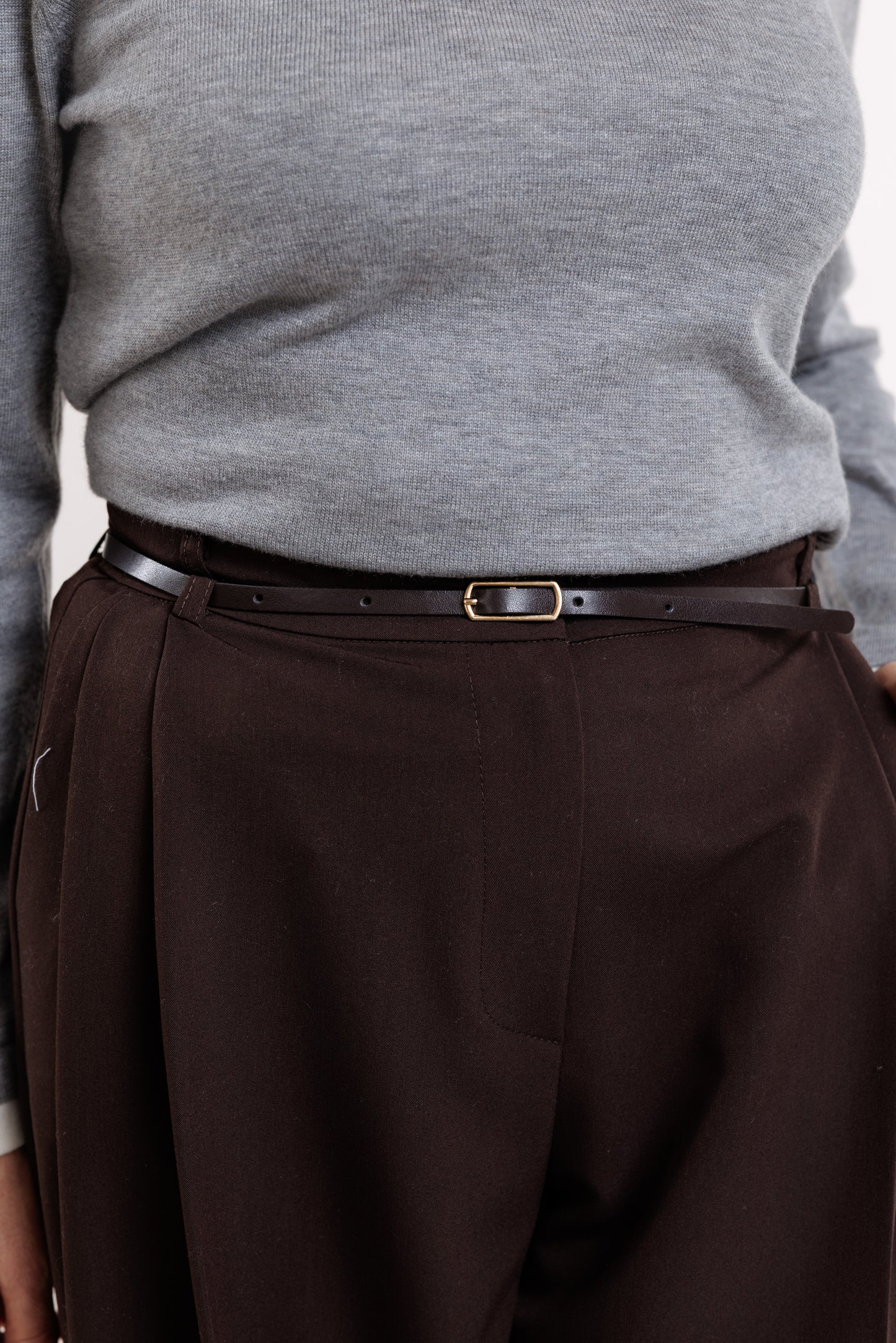 Brūnās bikses ar ielocēm un jostiņu