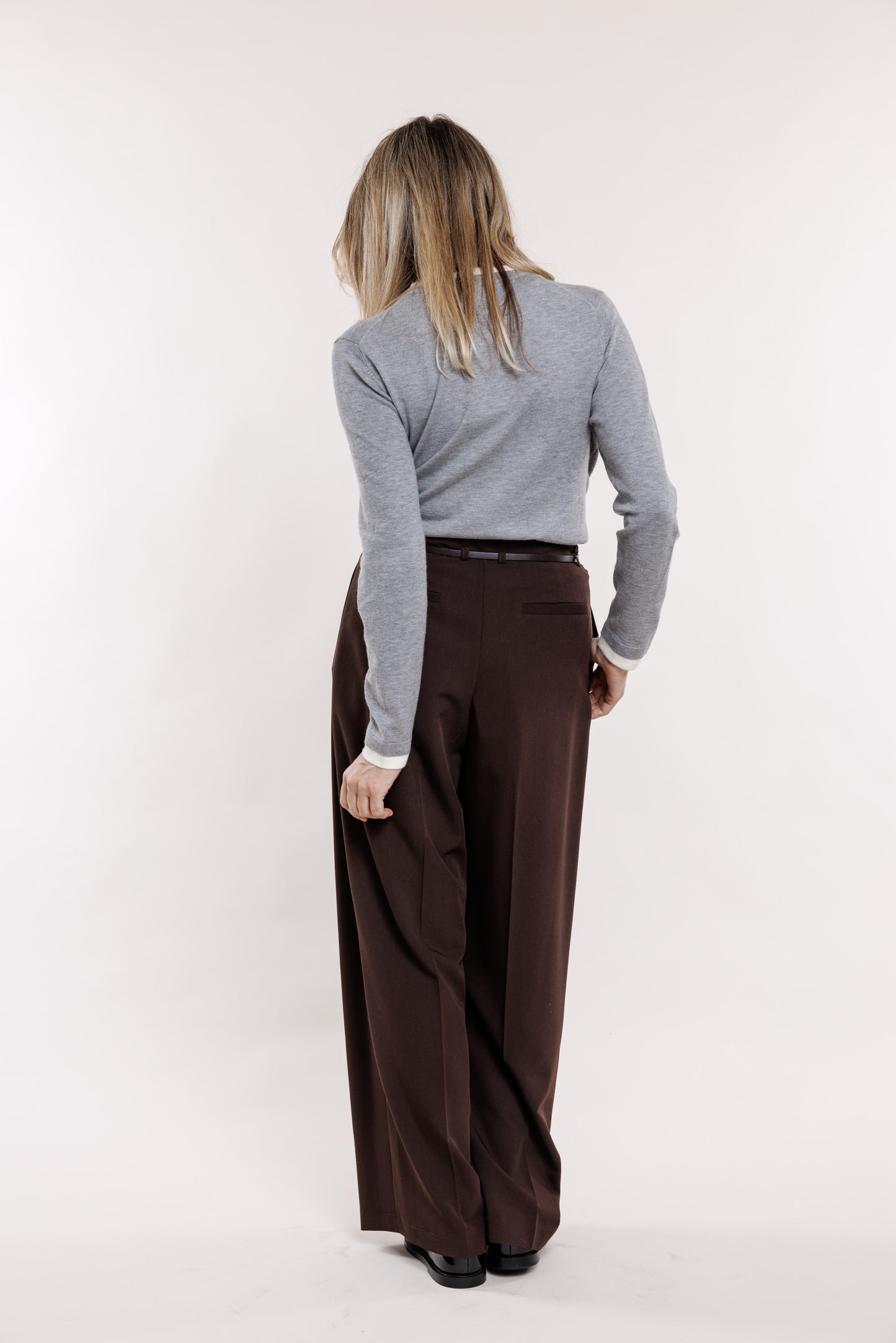 Brūnās bikses ar ielocēm un jostiņu