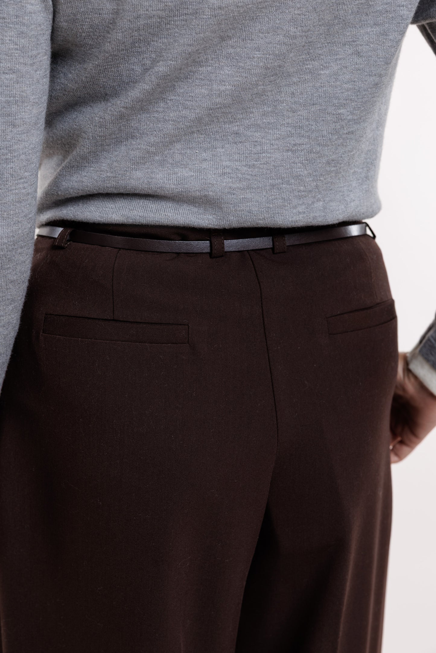 Brūnās bikses ar ielocēm un jostiņu