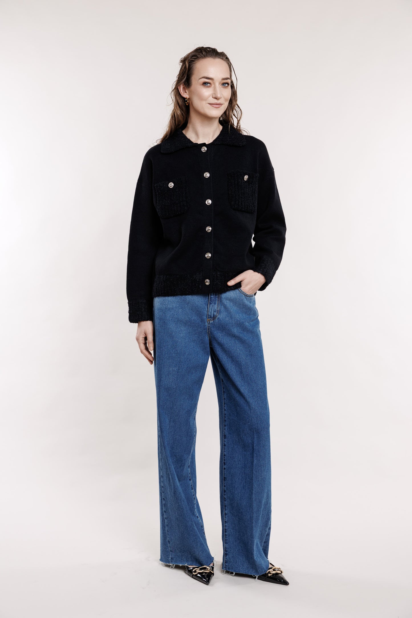 Melna jaka ar metāla pogām