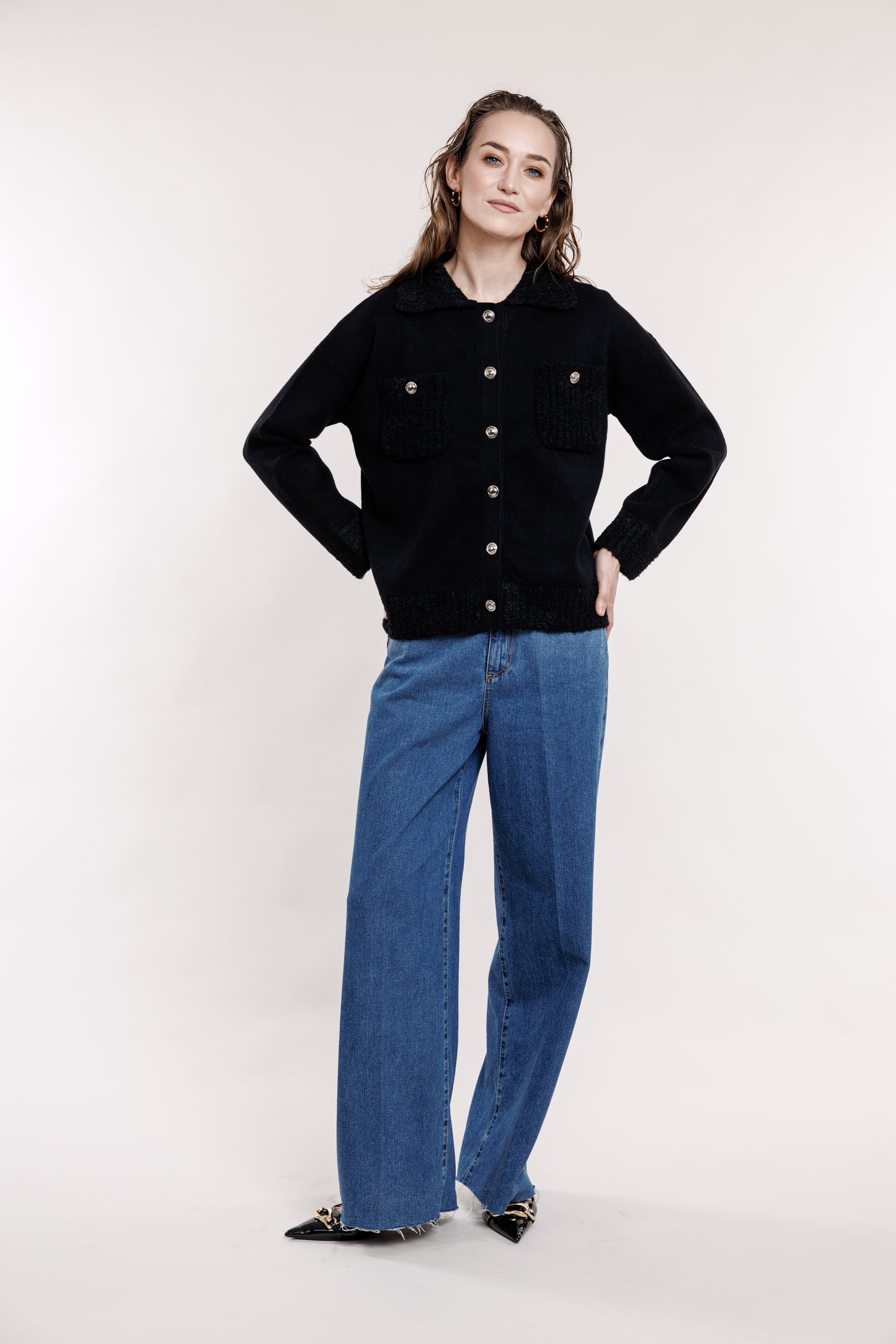 Melna jaka ar metāla pogām