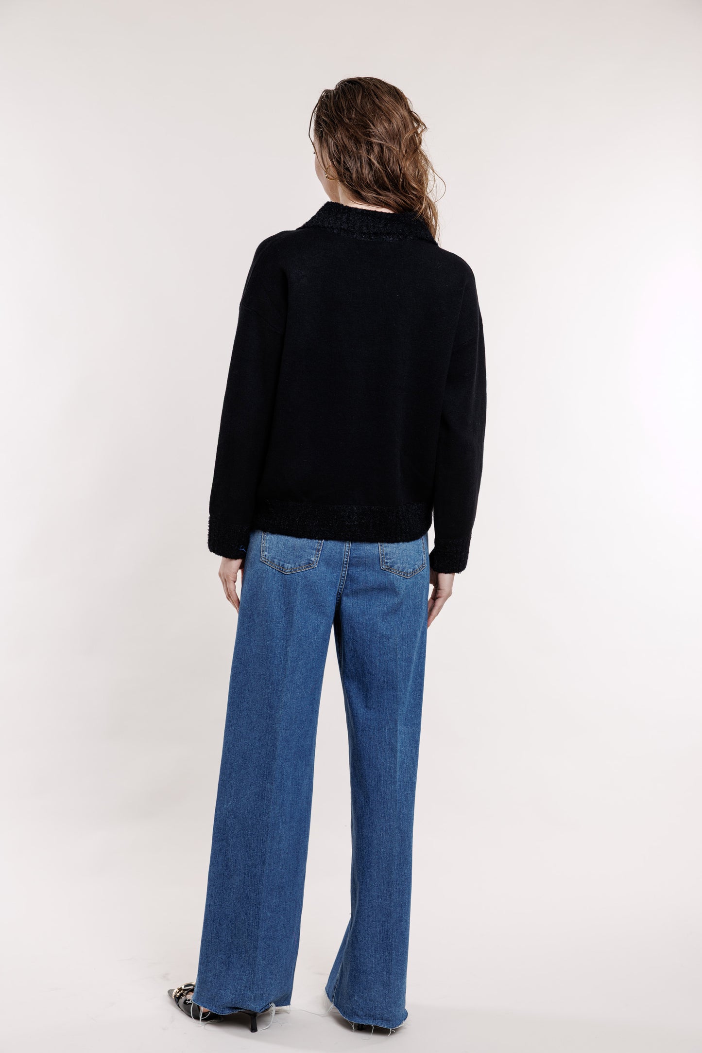 Melna jaka ar metāla pogām