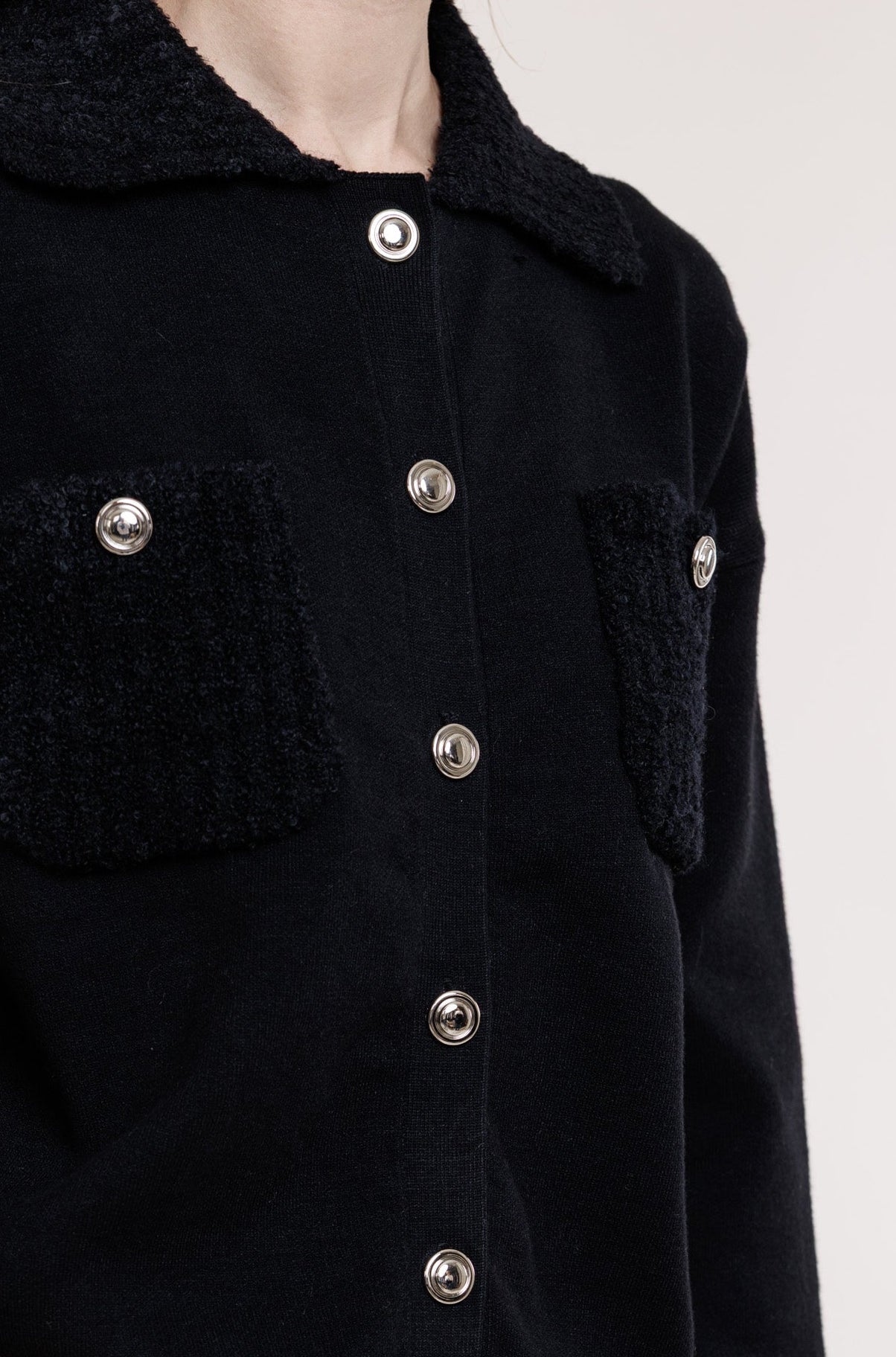 Melna jaka ar metāla pogām