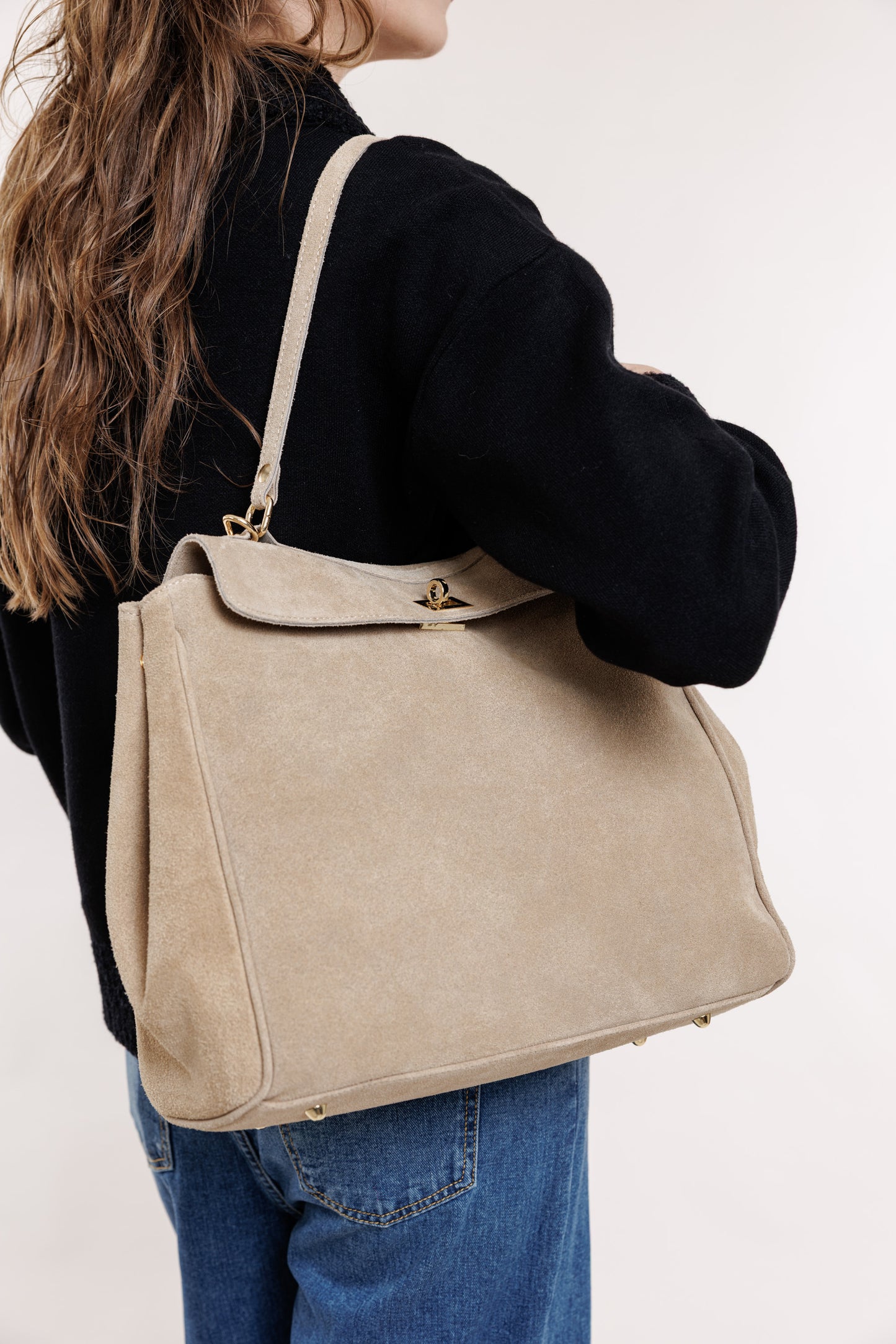 Zamšādas soma smilšu tonī