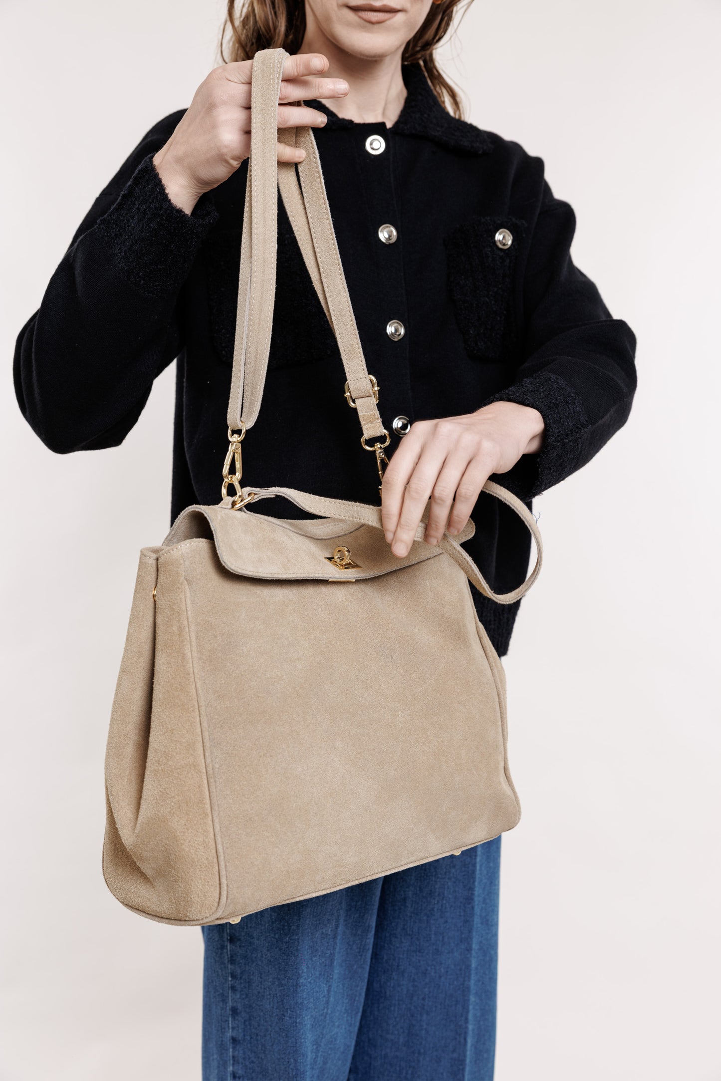 Zamšādas soma smilšu tonī