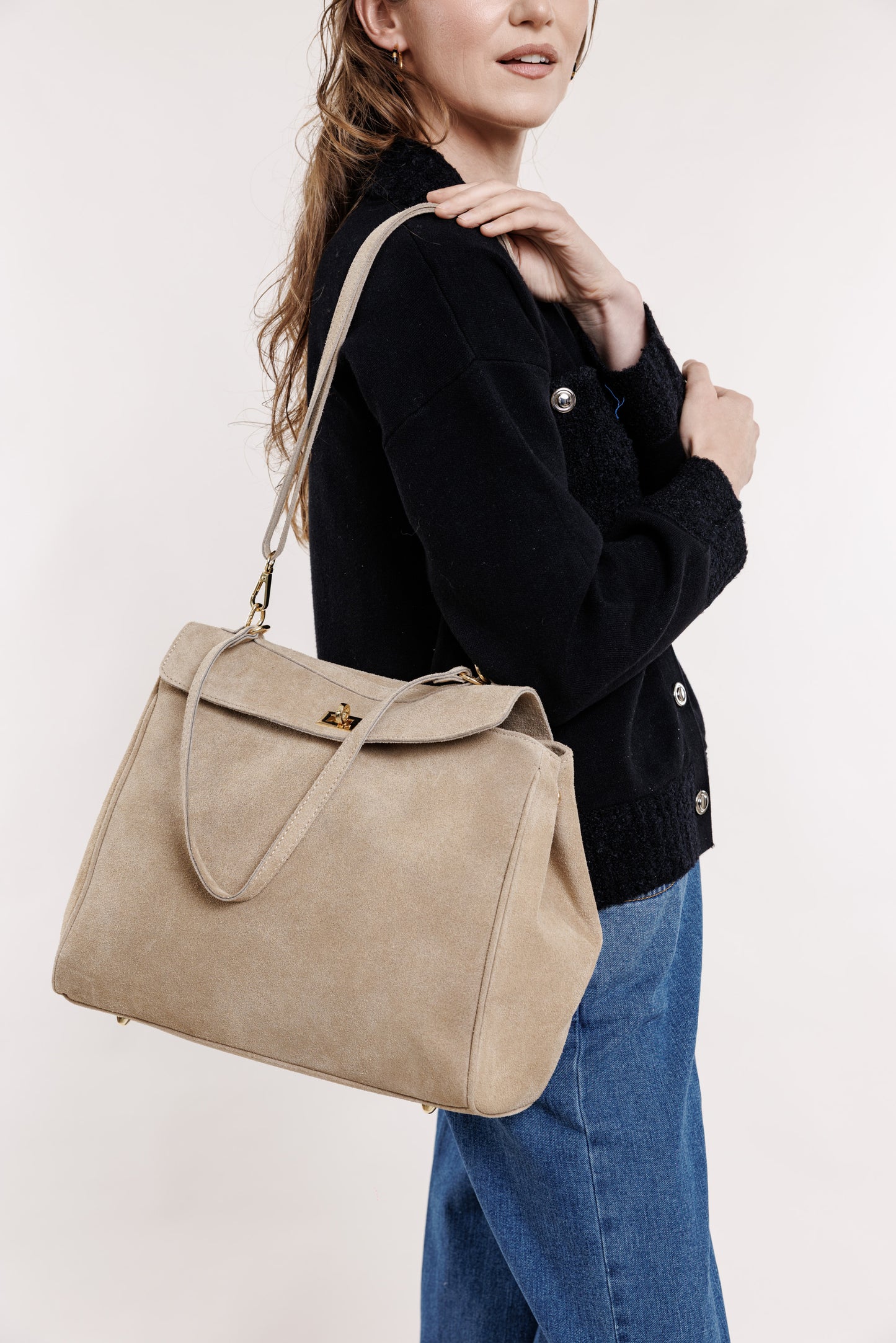 Zamšādas soma smilšu tonī