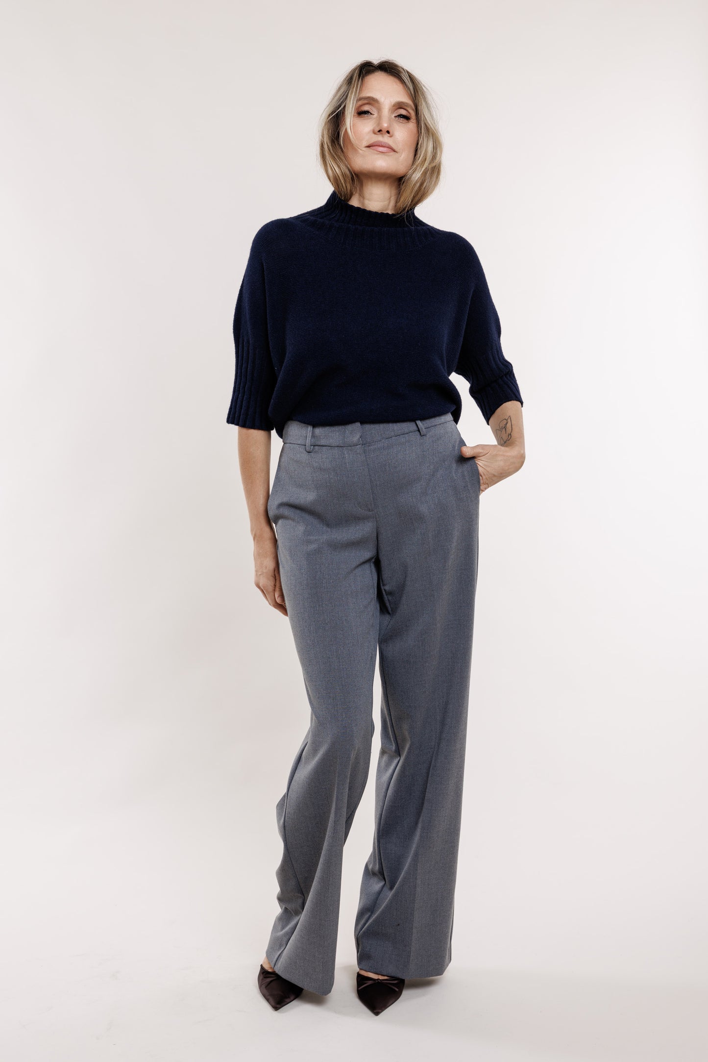 Pelēkas bikses ar kabatām