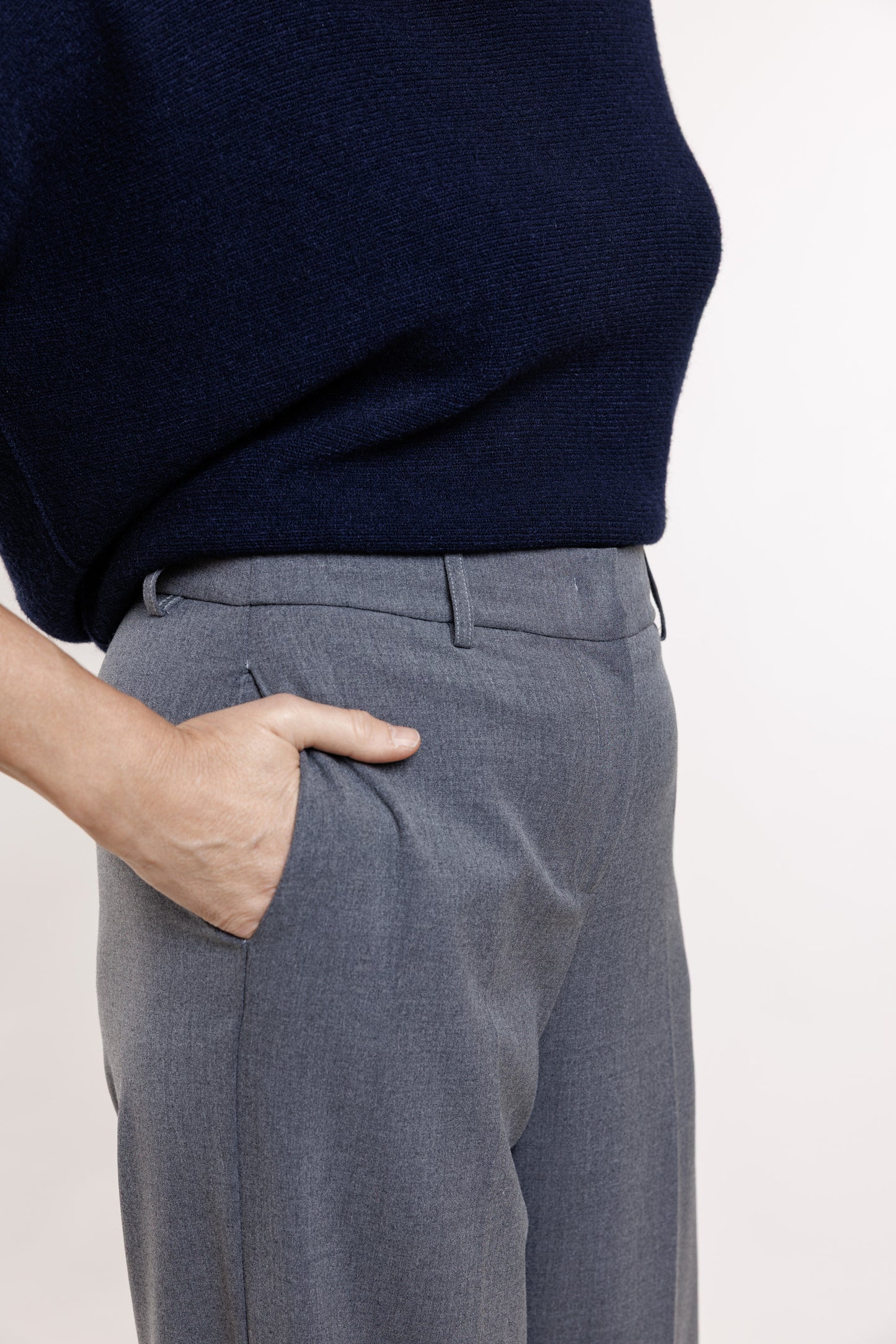 Pelēkas bikses ar kabatām