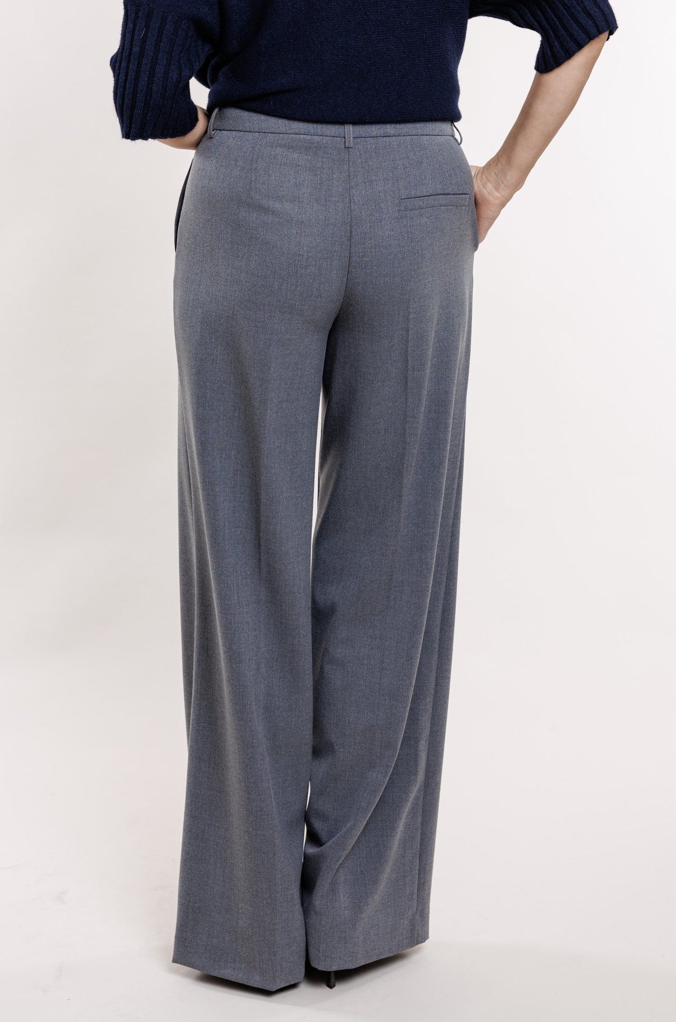 Pelēkas bikses ar kabatām