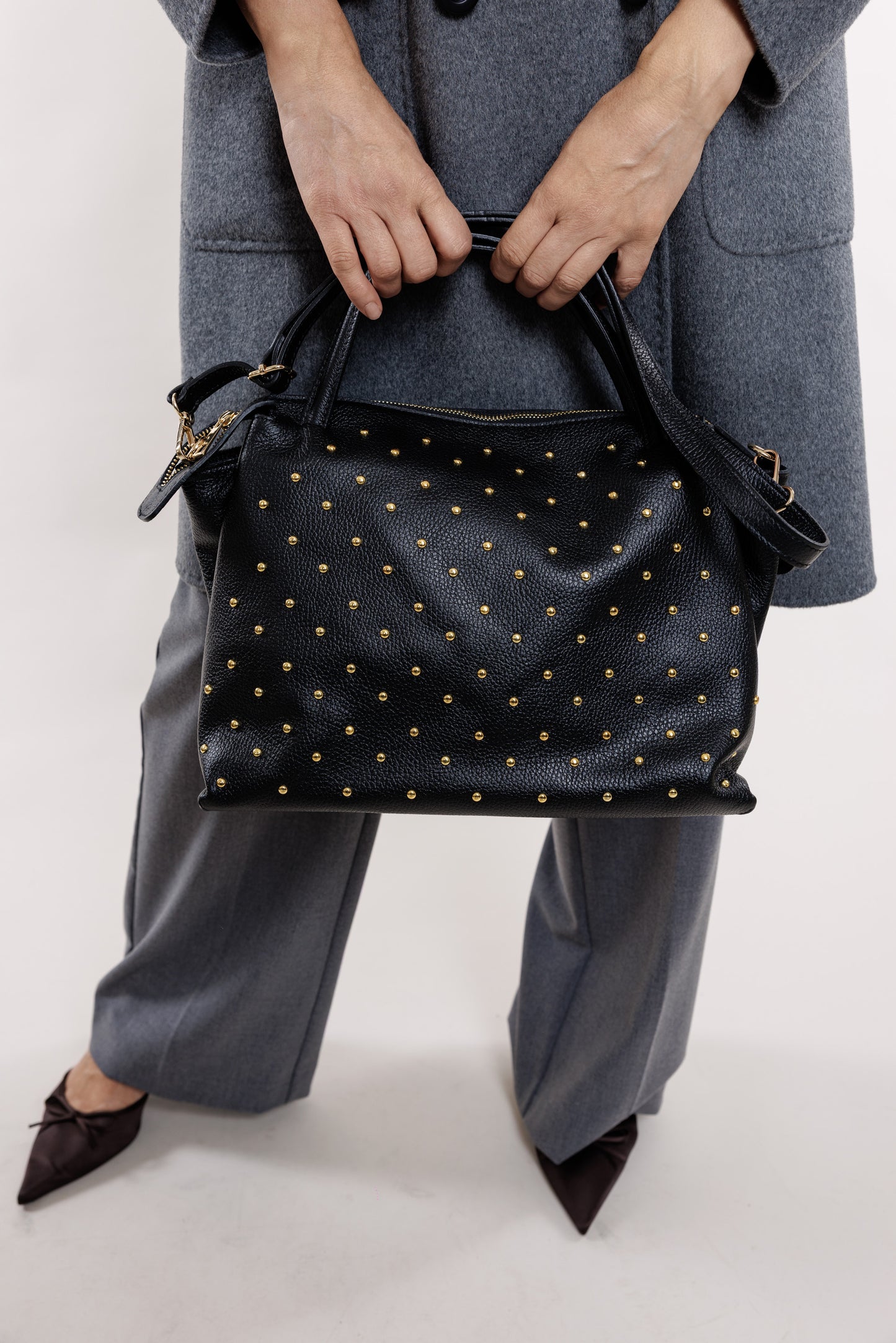 Melna ādas soma ar metāla pumpiņām