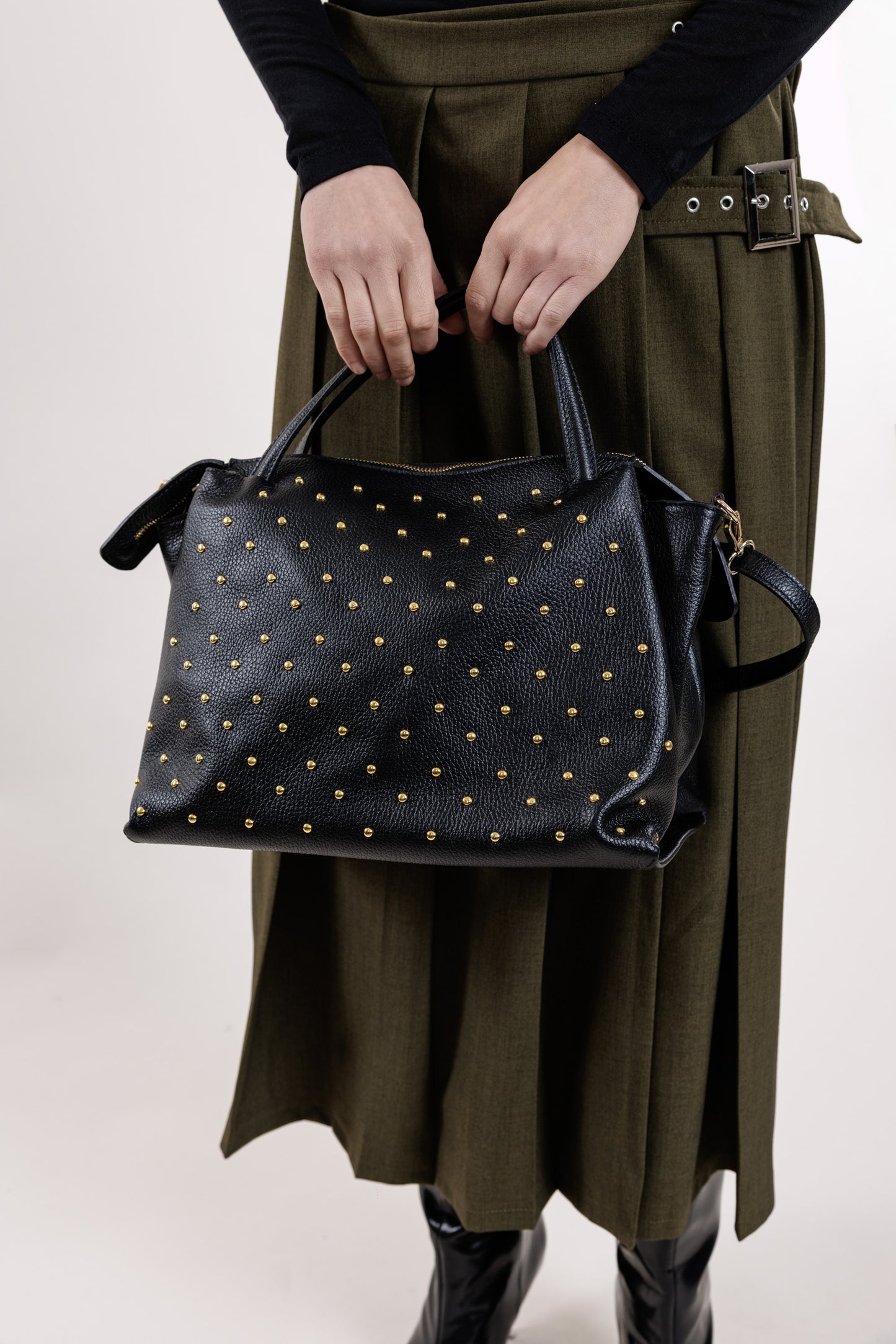 Melna ādas soma ar metāla pumpiņām