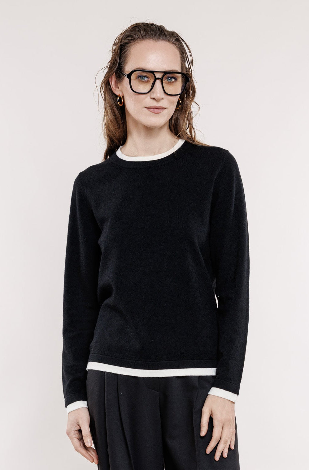 Melns džemperis ar balto kantīti