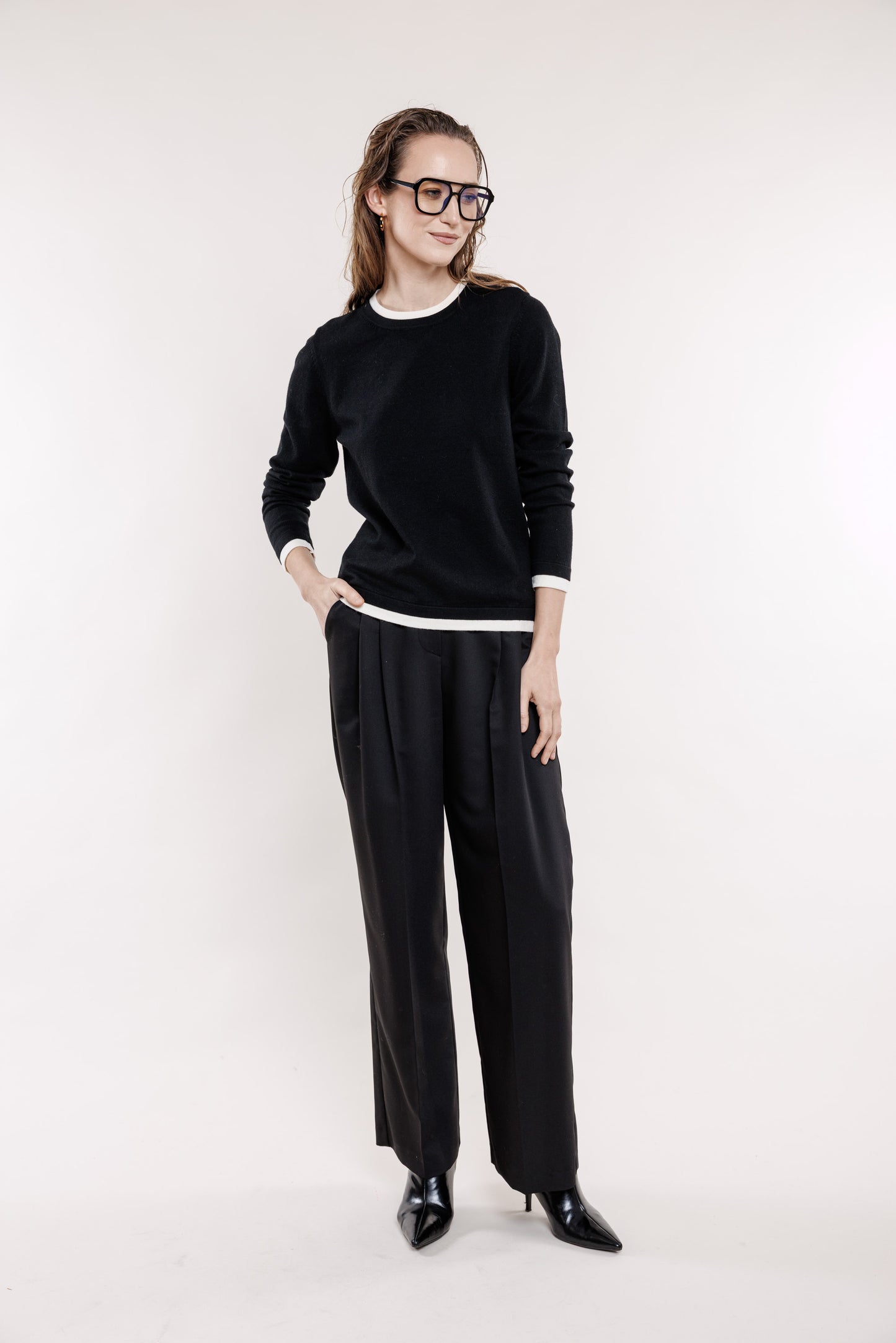 Melns džemperis ar balto kantīti