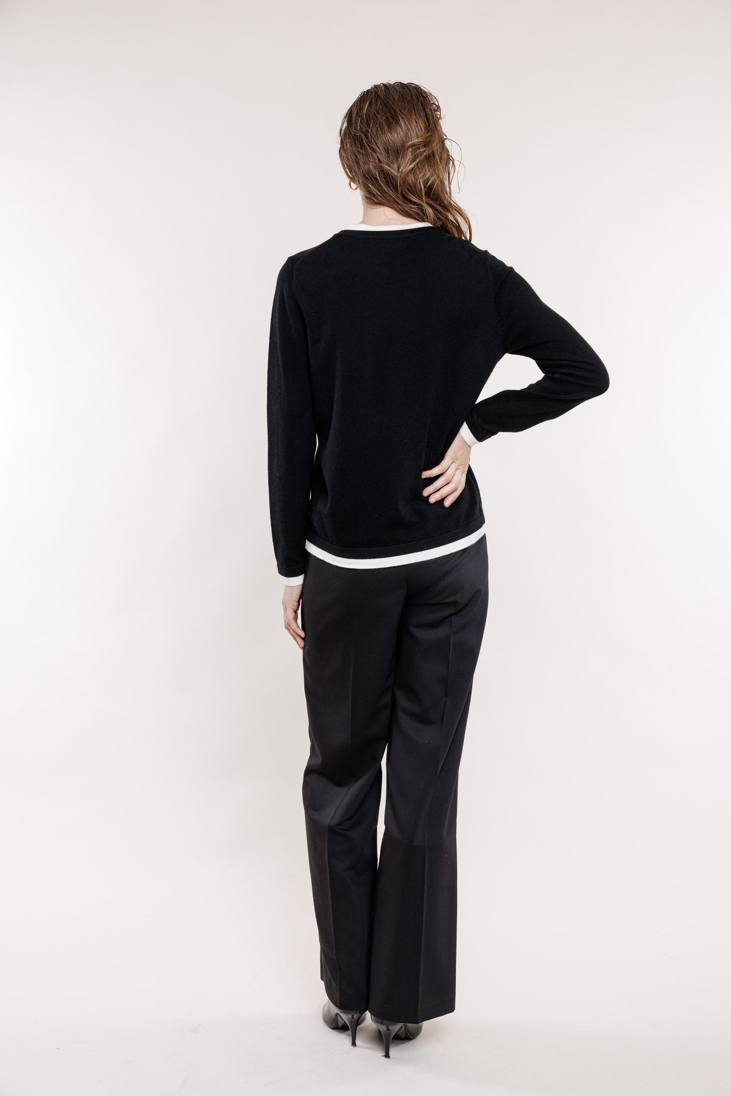 Melns džemperis ar balto kantīti