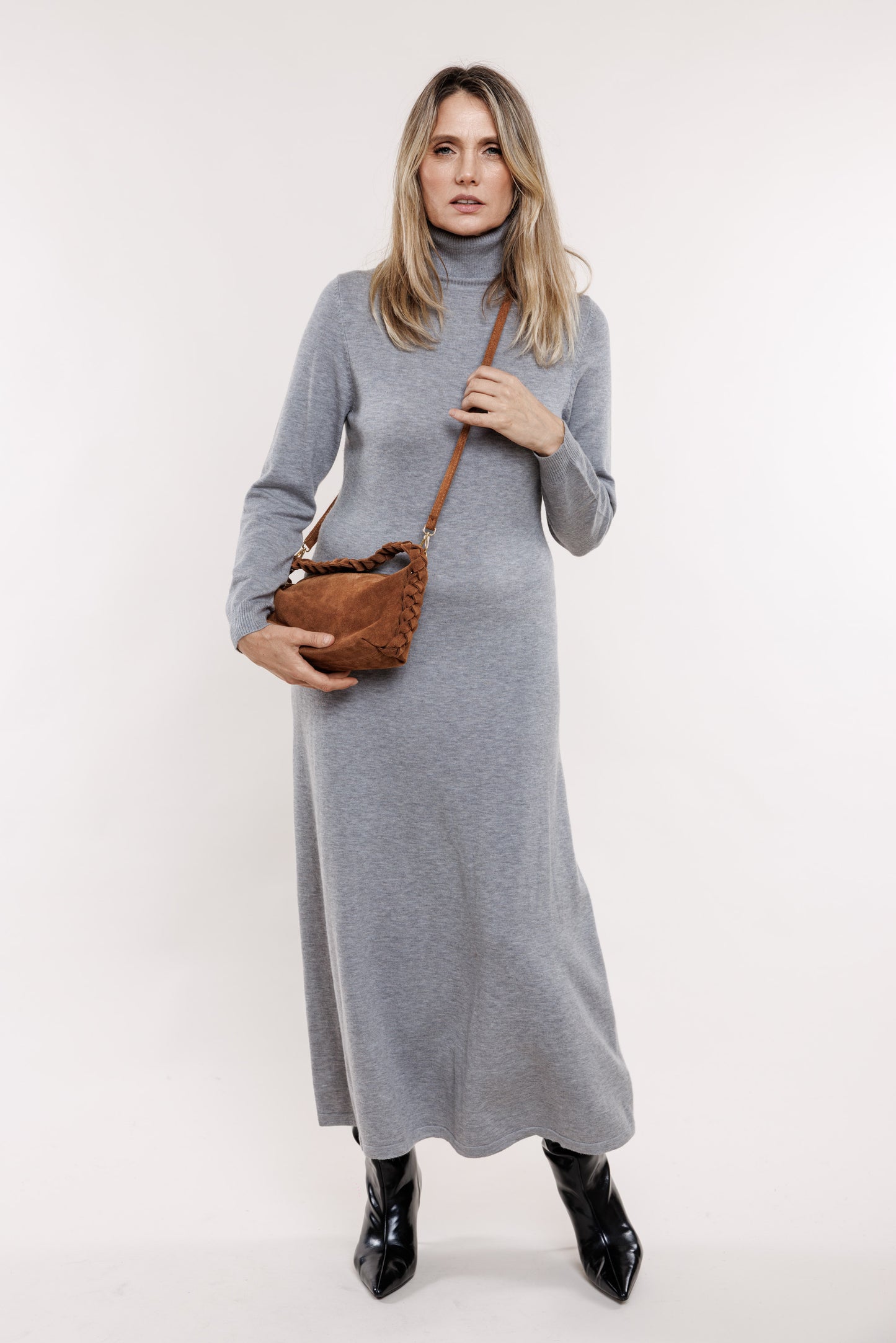 Ruda toņa zamšādas somiņa ar pīni